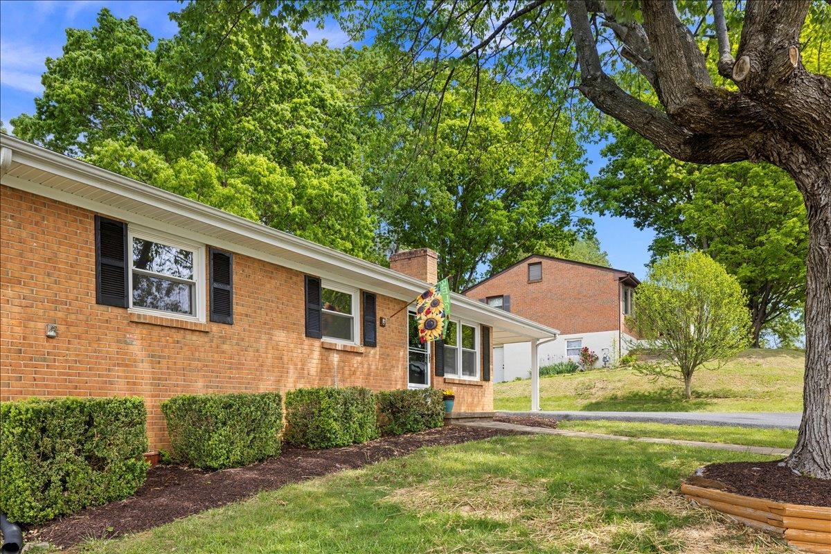 84 HUDSON AVE, STAUNTON, Virginia 24401, 3 Bedrooms Bedrooms, ,2 BathroomsBathrooms,Residential,BLK 22 LOT 1 SEC C,84 HUDSON AVE,676770 MLS # 676770