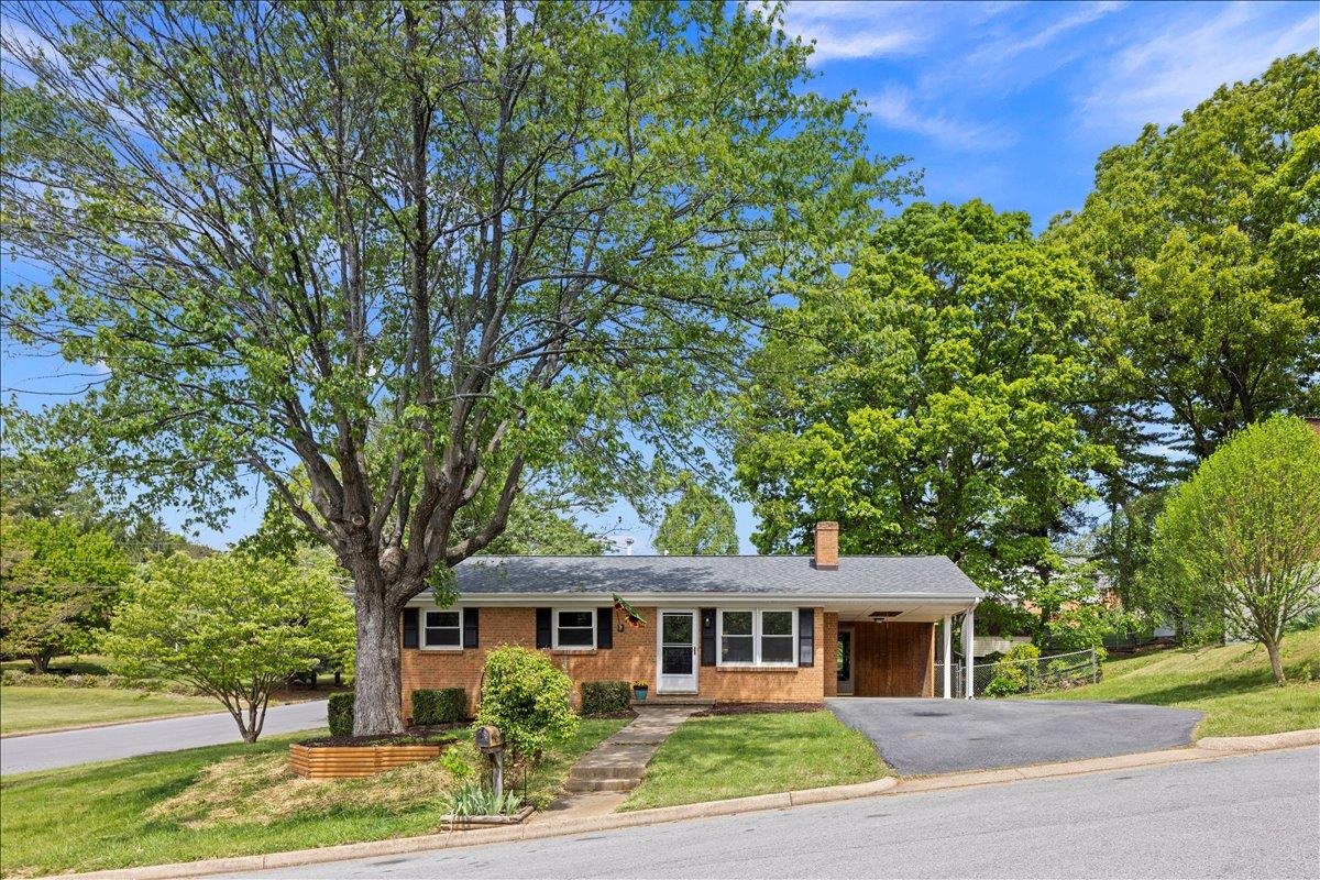 84 HUDSON AVE, STAUNTON, Virginia 24401, 3 Bedrooms Bedrooms, ,2 BathroomsBathrooms,Residential,BLK 22 LOT 1 SEC C,84 HUDSON AVE,676770 MLS # 676770