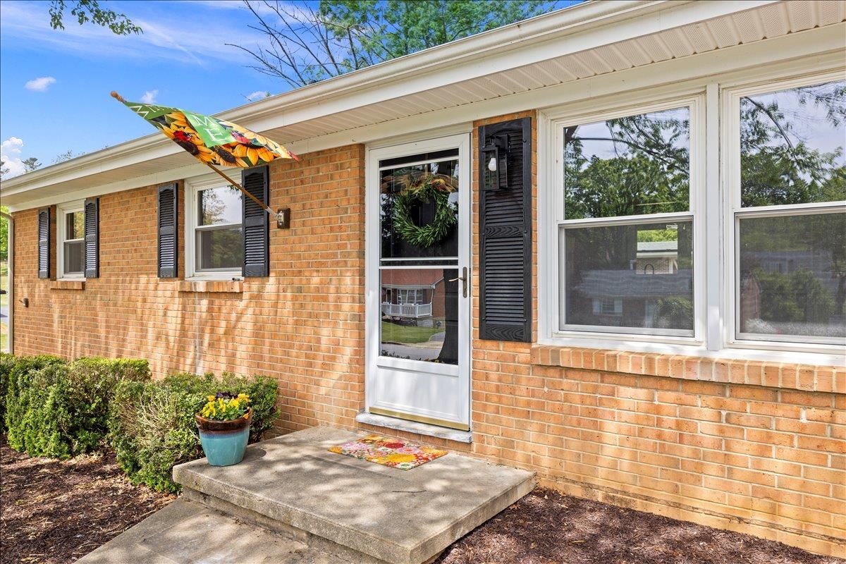 84 HUDSON AVE, STAUNTON, Virginia 24401, 3 Bedrooms Bedrooms, ,2 BathroomsBathrooms,Residential,BLK 22 LOT 1 SEC C,84 HUDSON AVE,676770 MLS # 676770