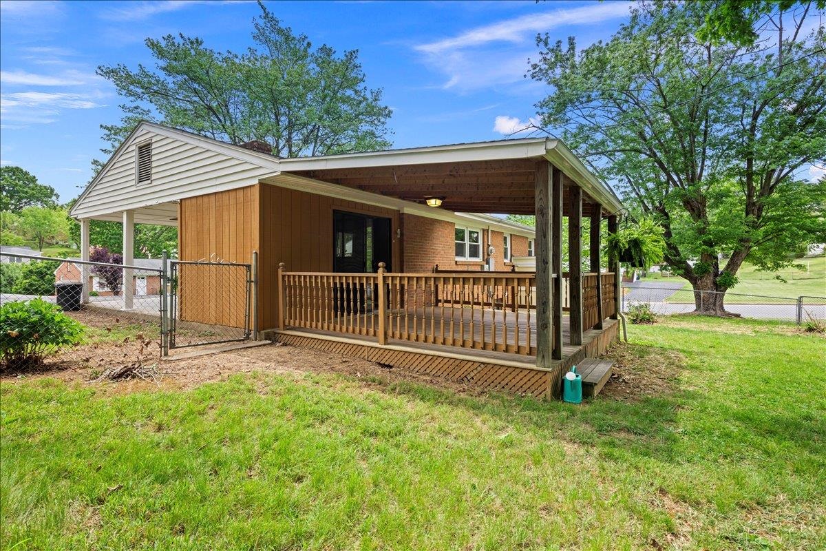 84 HUDSON AVE, STAUNTON, Virginia 24401, 3 Bedrooms Bedrooms, ,2 BathroomsBathrooms,Residential,BLK 22 LOT 1 SEC C,84 HUDSON AVE,676770 MLS # 676770