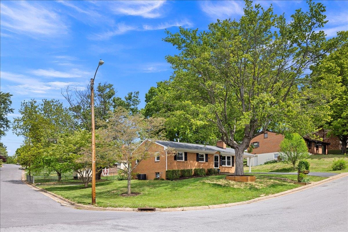 84 HUDSON AVE, STAUNTON, Virginia 24401, 3 Bedrooms Bedrooms, ,2 BathroomsBathrooms,Residential,BLK 22 LOT 1 SEC C,84 HUDSON AVE,676770 MLS # 676770