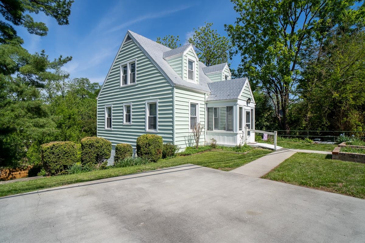 820 DONAGHE ST, STAUNTON, Virginia 24401, 3 Bedrooms Bedrooms, ,1 BathroomBathrooms,Residential,820 DONAGHE ST,676776 MLS # 676776