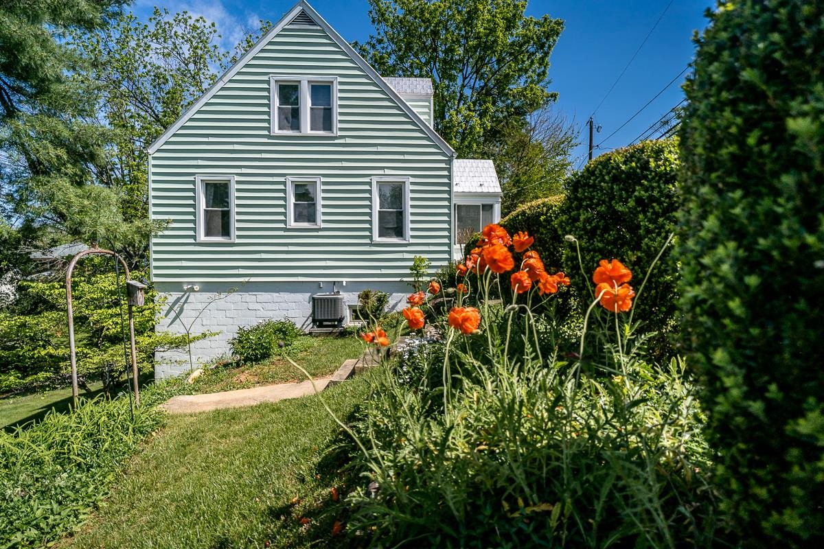 820 DONAGHE ST, STAUNTON, Virginia 24401, 3 Bedrooms Bedrooms, ,1 BathroomBathrooms,Residential,820 DONAGHE ST,676776 MLS # 676776