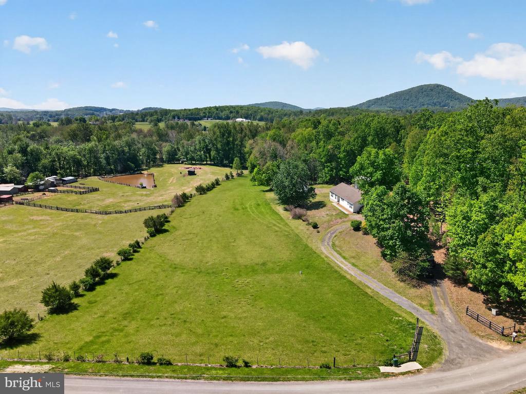 178 LIZZIE MILLS RD, CASTLETON, Virginia 22716, 3 Bedrooms Bedrooms, ,2 BathroomsBathrooms,Residential,178 LIZZIE MILLS RD,VARP2002606 MLS # VARP2002606