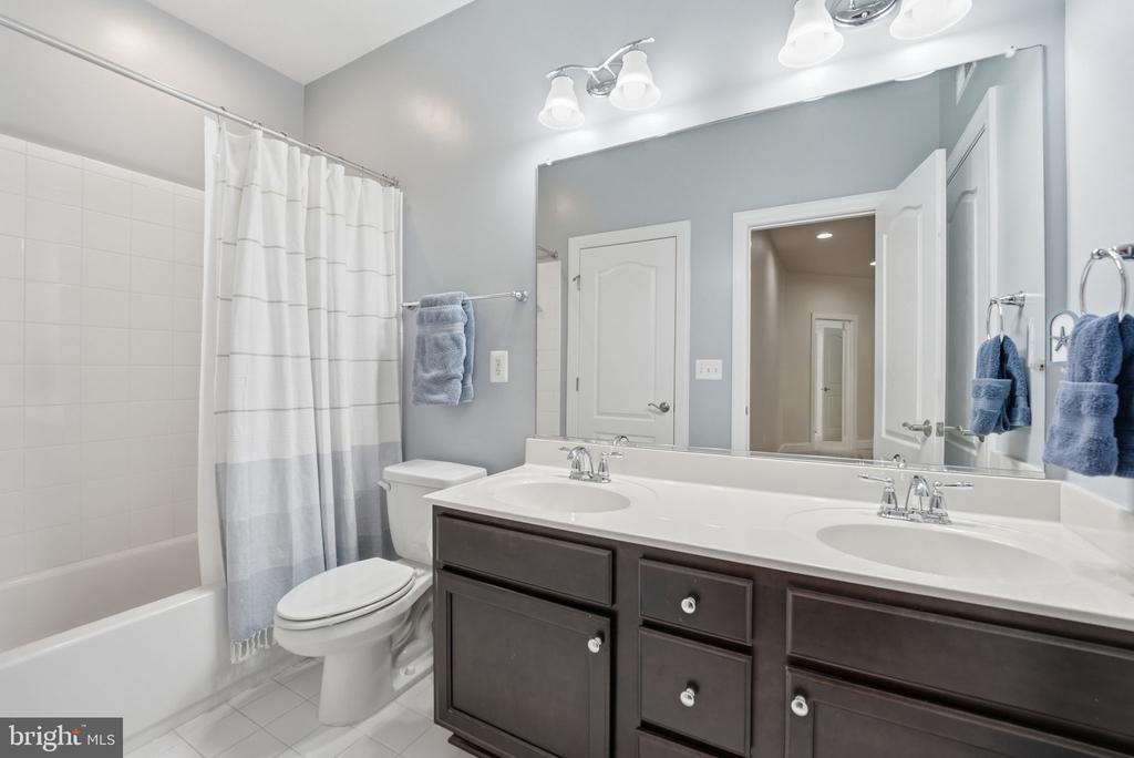 11622 PINE HOLLOW LN, SPOTSYLVANIA, Virginia 22551, 5 Bedrooms Bedrooms, ,5 BathroomsBathrooms,Residential,11622 PINE HOLLOW LN,VASP2041606 MLS # VASP2041606