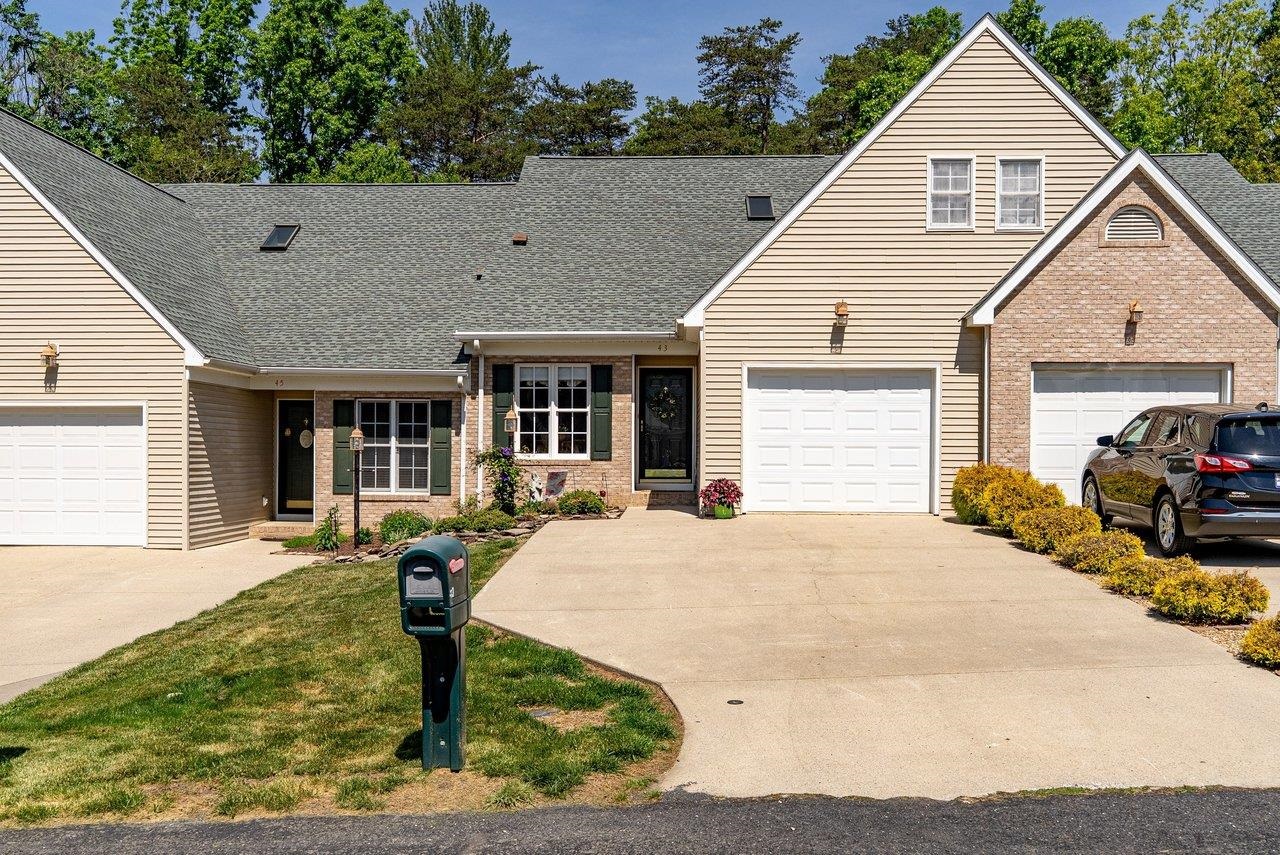 43 HICKORY NUT LN, STAUNTON, Virginia 24401, 3 Bedrooms Bedrooms, ,2 BathroomsBathrooms,Residential,43 HICKORY NUT LN,676814 MLS # 676814