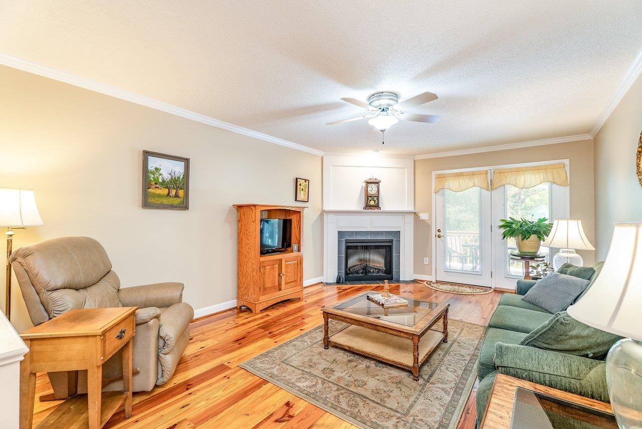 43 HICKORY NUT LN, STAUNTON, Virginia 24401, 3 Bedrooms Bedrooms, ,2 BathroomsBathrooms,Residential,43 HICKORY NUT LN,676814 MLS # 676814