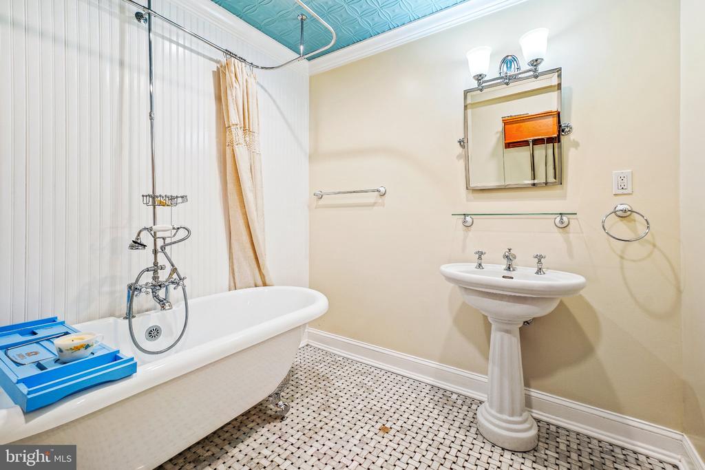 8446 TURNBULL RD, WARRENTON, Virginia 20186, 4 Bedrooms Bedrooms, ,2 BathroomsBathrooms,Residential,8446 TURNBULL RD,VAFQ2021678 MLS # VAFQ2021678