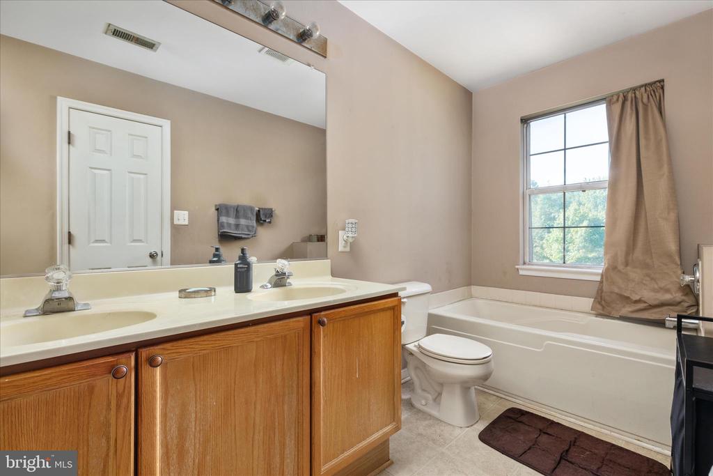 5700 FALLS WAY CT, FREDERICKSBURG, Virginia 22407, 3 Bedrooms Bedrooms, ,2 BathroomsBathrooms,Residential,KINGS CREST AT S,5700 FALLS WAY CT,VASP2041392 MLS # VASP2041392
