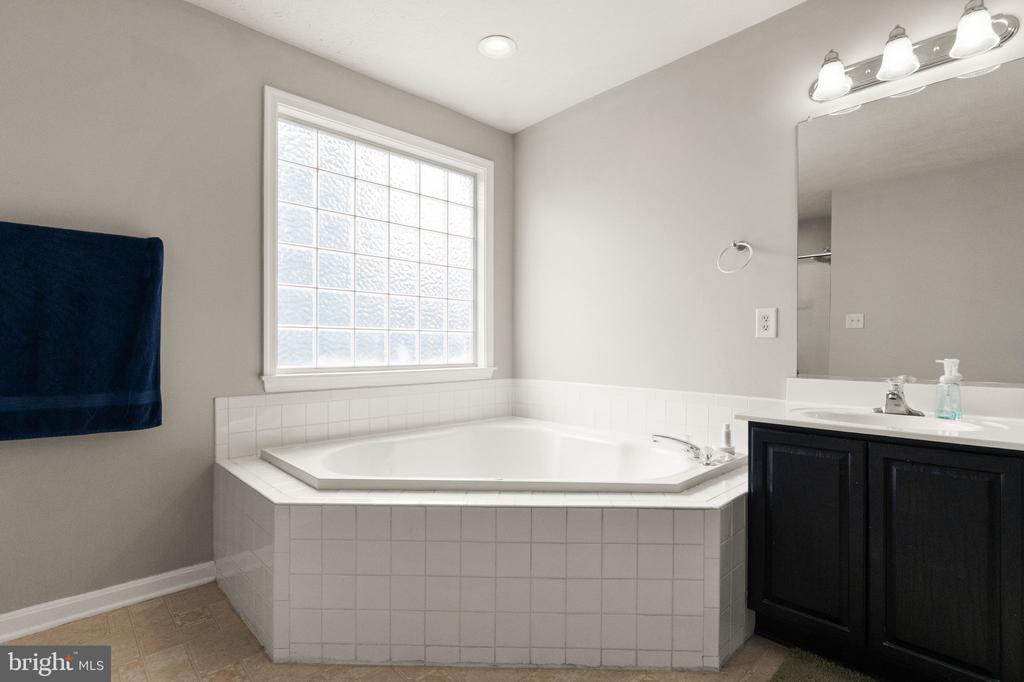 2813 SLINGERLAND DR, FREDERICKSBURG, Virginia 22408, 4 Bedrooms Bedrooms, ,3 BathroomsBathrooms,Residential,2813 SLINGERLAND DR,VASP2041588 MLS # VASP2041588