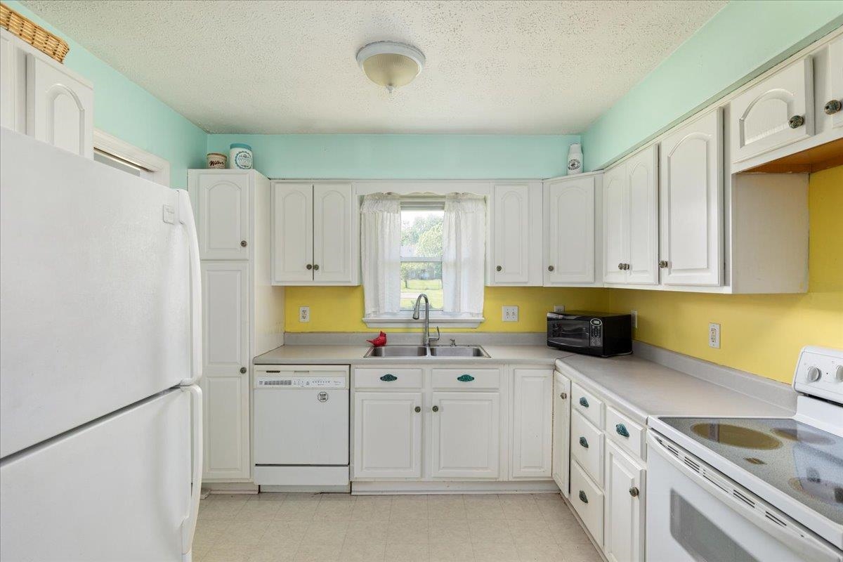 9943 MASSANUTTEN AVE, NEW MARKET, Virginia 22844, 3 Bedrooms Bedrooms, ,2 BathroomsBathrooms,Residential,9943 MASSANUTTEN AVE,676653 MLS # 676653