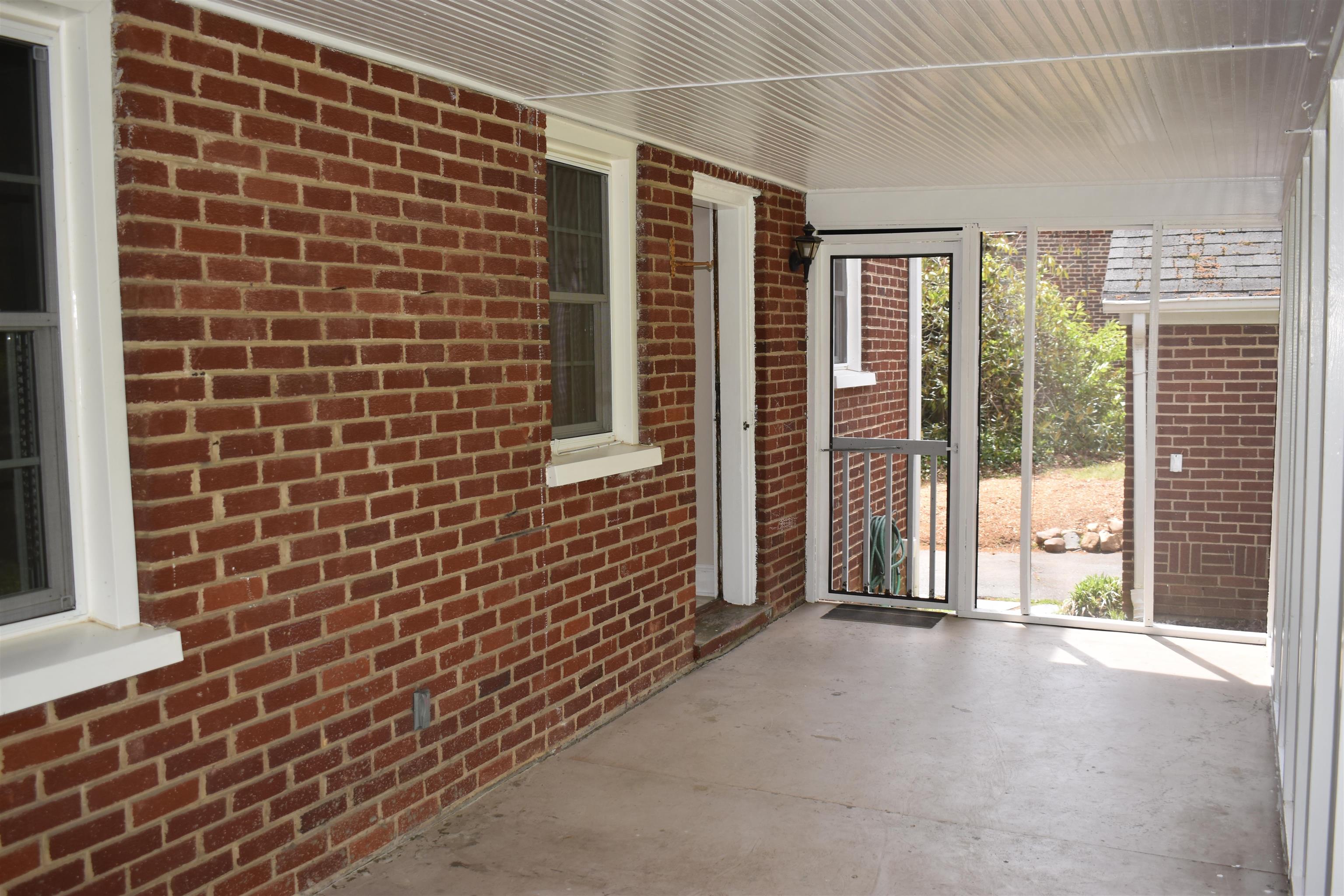 139 CROMPTON RD, WAYNESBORO, Virginia 22980, 3 Bedrooms Bedrooms, ,1 BathroomBathrooms,Residential,139 CROMPTON RD,676830 MLS # 676830