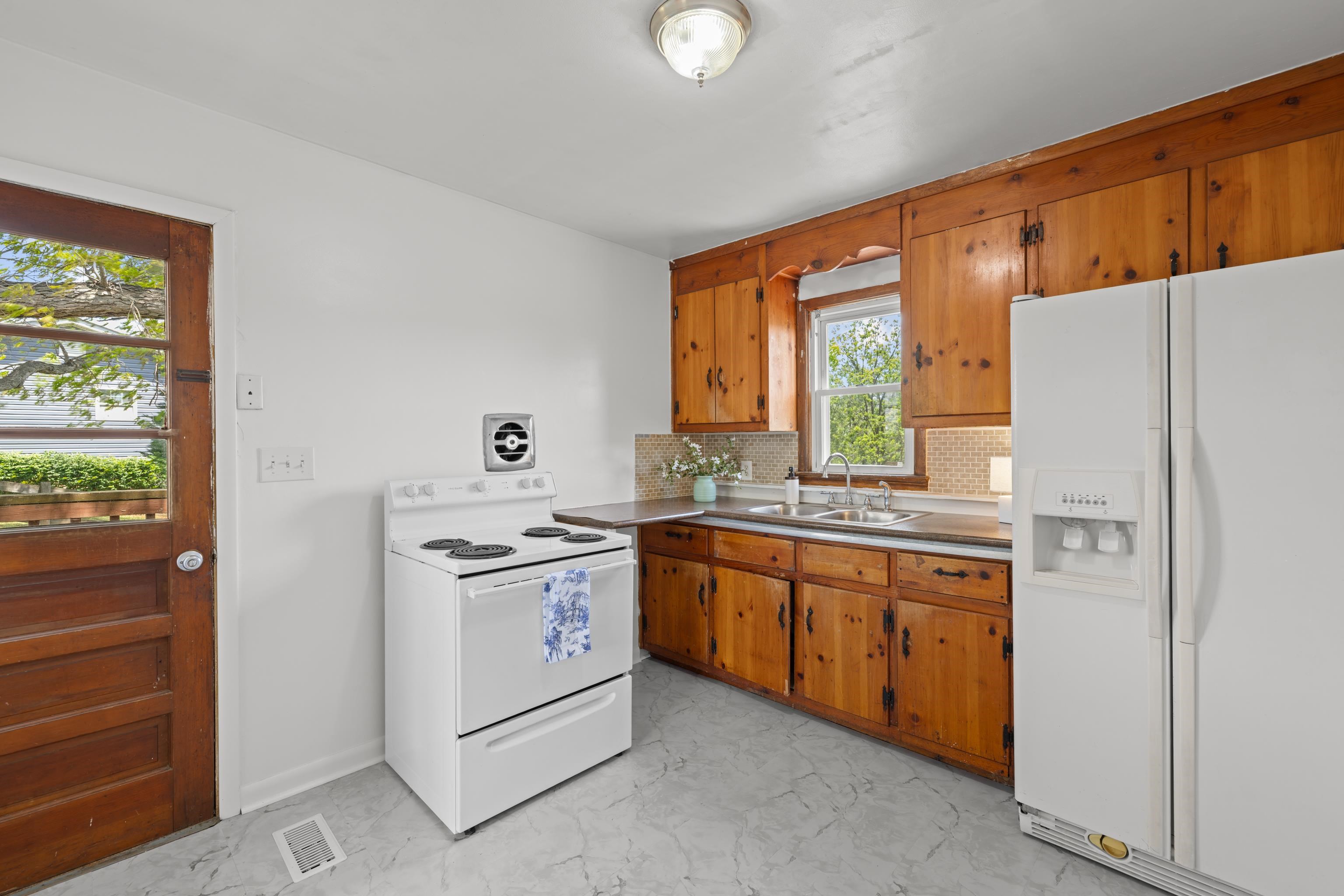 870 FAIRFAX AVE, WAYNESBORO, Virginia 22980, 2 Bedrooms Bedrooms, ,1 BathroomBathrooms,Residential,870 FAIRFAX AVE,676833 MLS # 676833