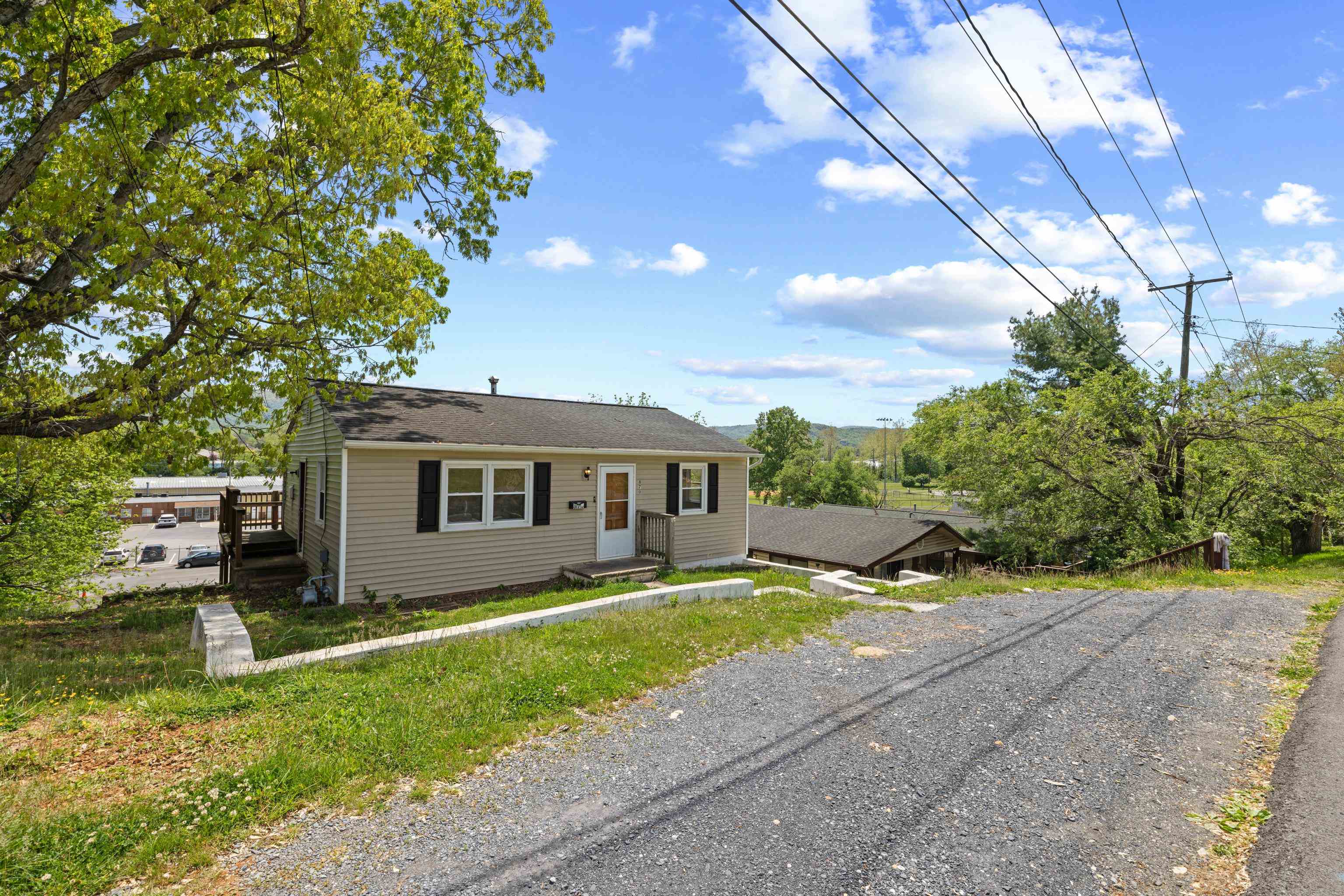 870 FAIRFAX AVE, WAYNESBORO, Virginia 22980, 2 Bedrooms Bedrooms, ,1 BathroomBathrooms,Residential,870 FAIRFAX AVE,676833 MLS # 676833