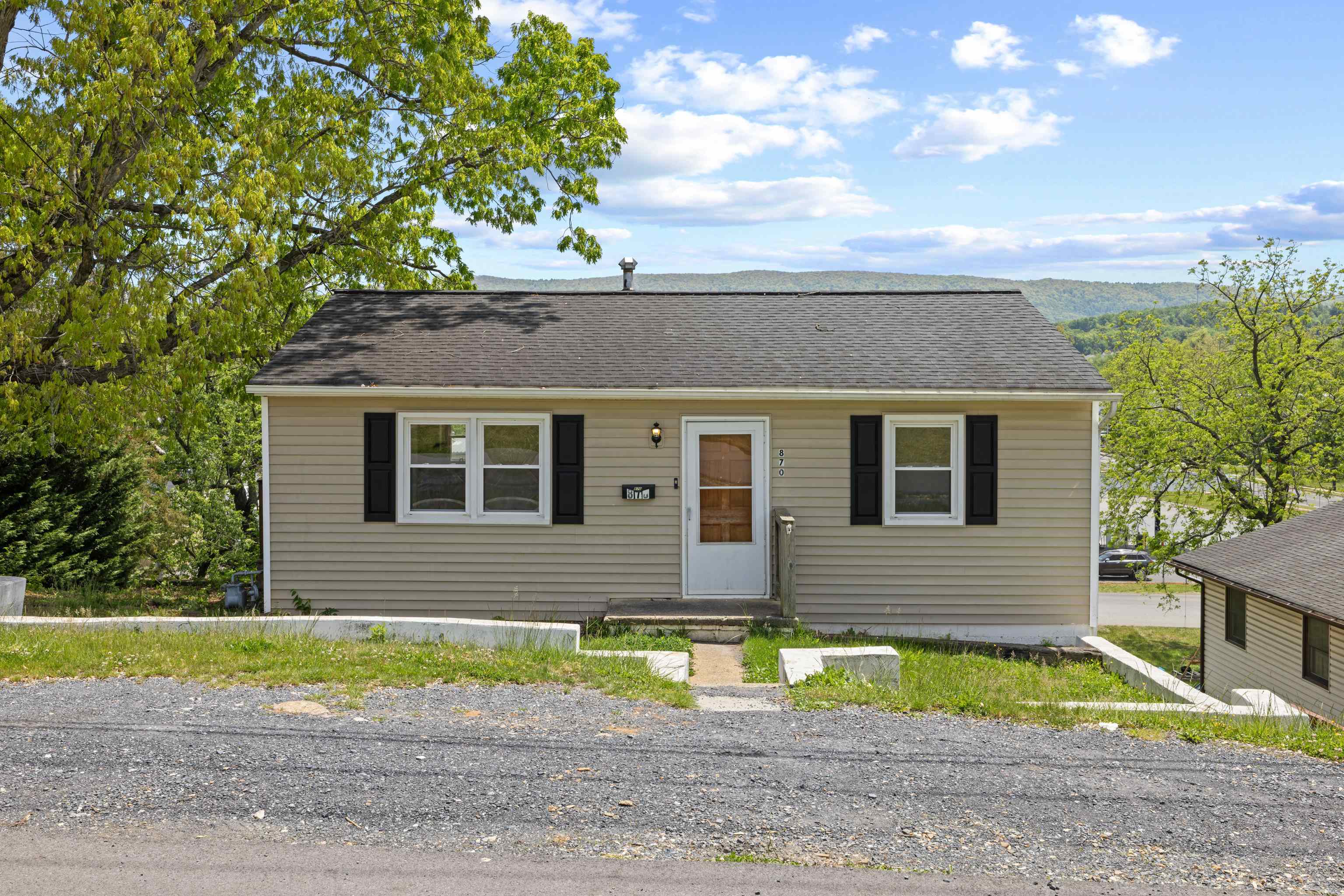 870 FAIRFAX AVE, WAYNESBORO, Virginia 22980, 2 Bedrooms Bedrooms, ,1 BathroomBathrooms,Residential,870 FAIRFAX AVE,676833 MLS # 676833