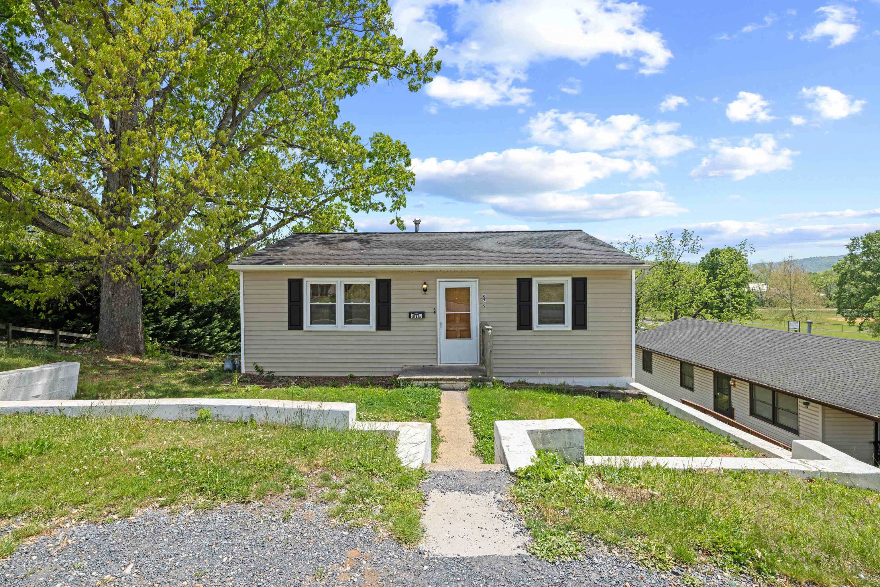 870 FAIRFAX AVE, WAYNESBORO, Virginia 22980, 2 Bedrooms Bedrooms, ,1 BathroomBathrooms,Residential,870 FAIRFAX AVE,676833 MLS # 676833