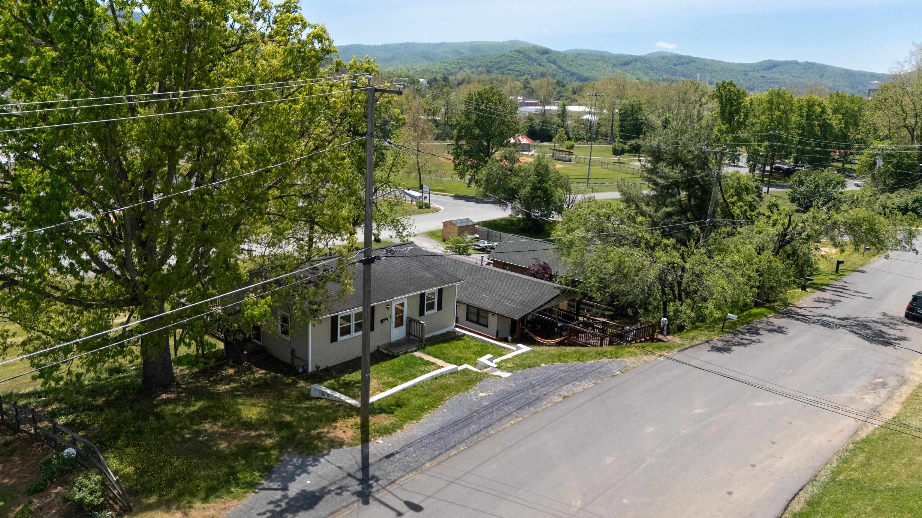 870 FAIRFAX AVE, WAYNESBORO, Virginia 22980, 2 Bedrooms Bedrooms, ,1 BathroomBathrooms,Residential,870 FAIRFAX AVE,676833 MLS # 676833
