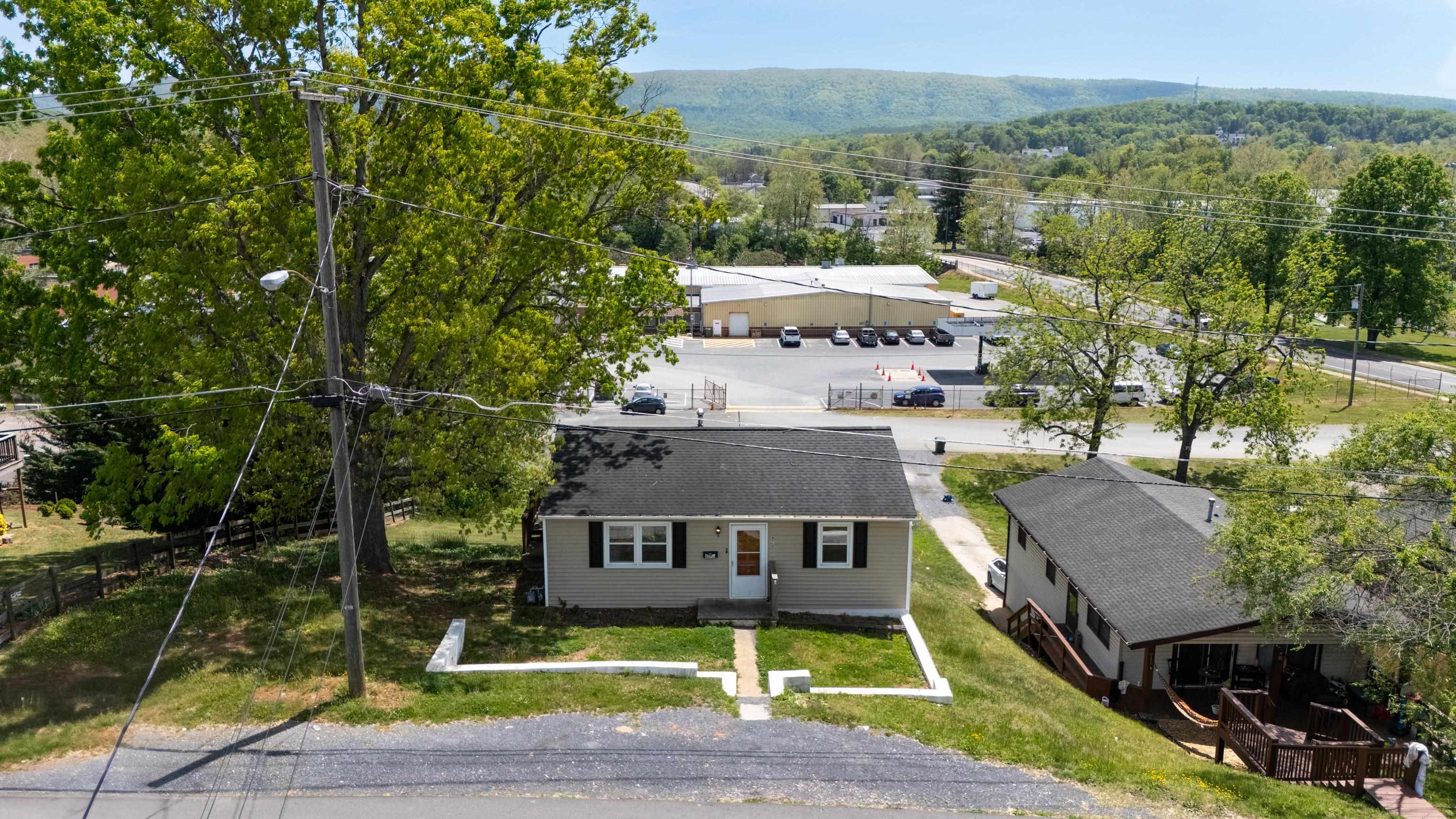 870 FAIRFAX AVE, WAYNESBORO, Virginia 22980, 2 Bedrooms Bedrooms, ,1 BathroomBathrooms,Residential,870 FAIRFAX AVE,676833 MLS # 676833
