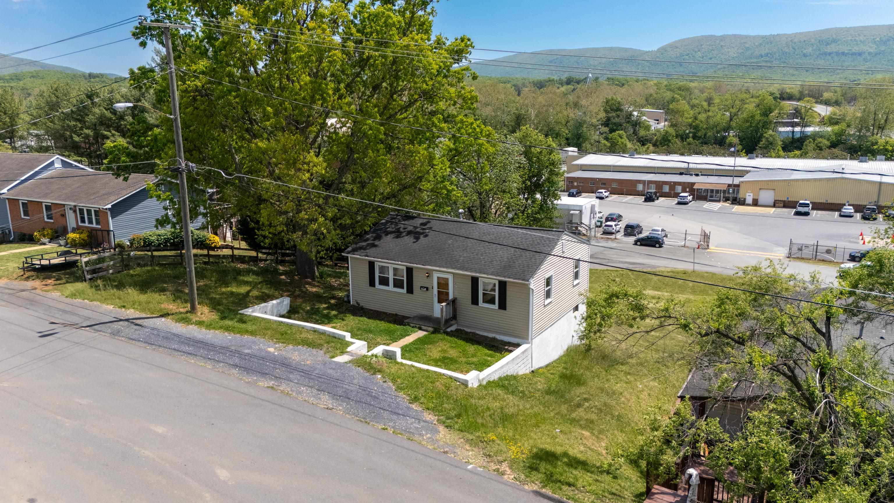 870 FAIRFAX AVE, WAYNESBORO, Virginia 22980, 2 Bedrooms Bedrooms, ,1 BathroomBathrooms,Residential,870 FAIRFAX AVE,676833 MLS # 676833