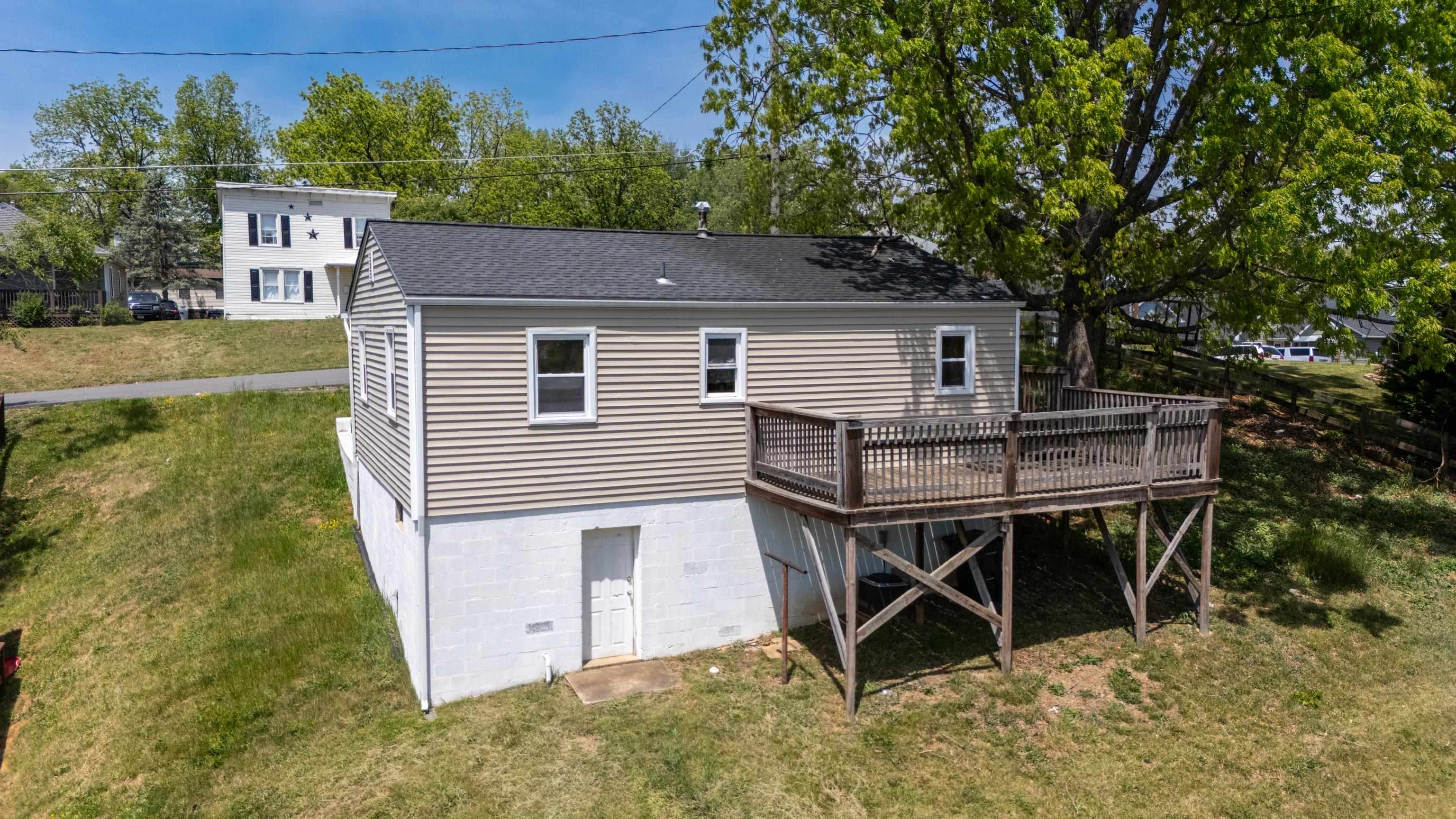 870 FAIRFAX AVE, WAYNESBORO, Virginia 22980, 2 Bedrooms Bedrooms, ,1 BathroomBathrooms,Residential,870 FAIRFAX AVE,676833 MLS # 676833