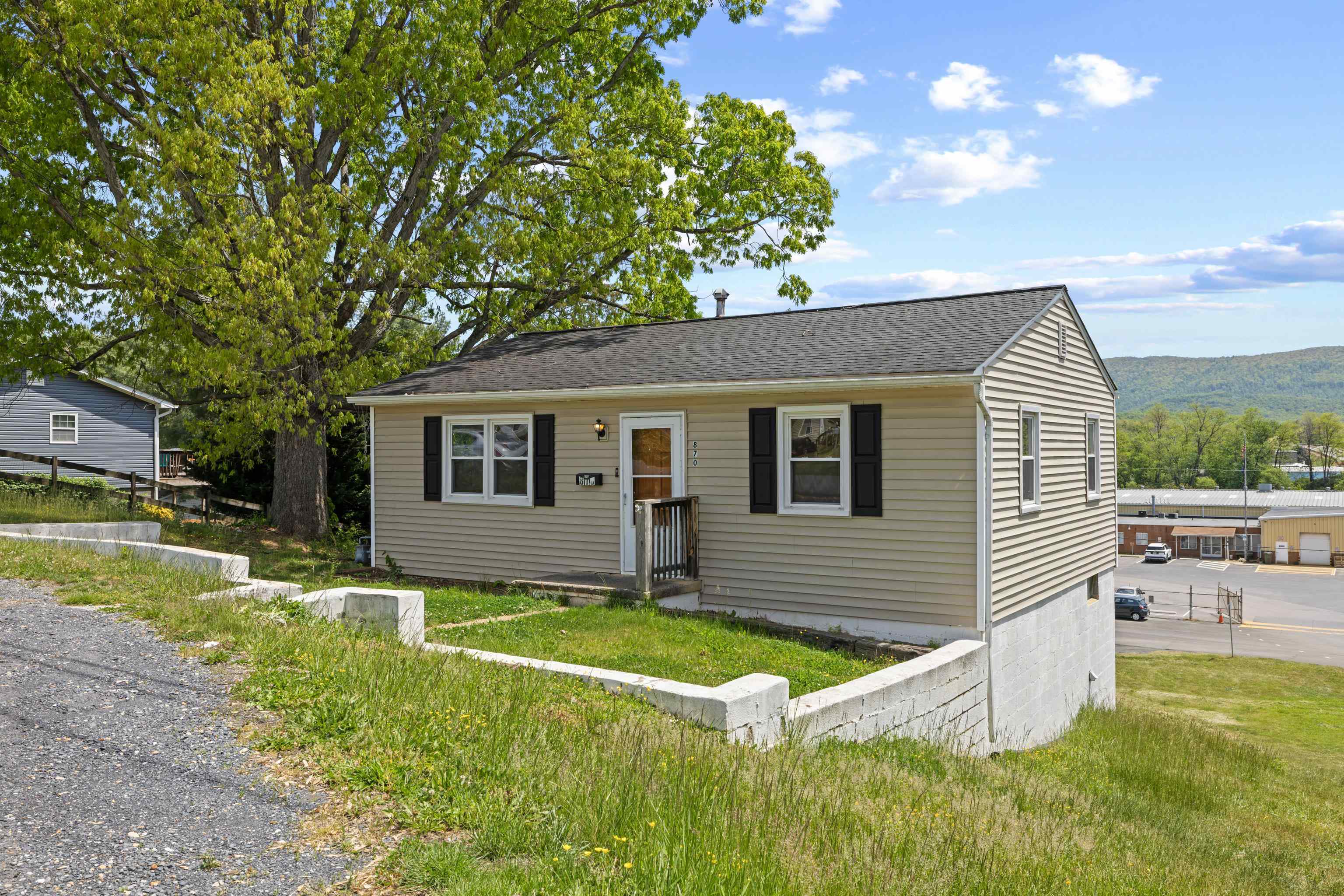 870 FAIRFAX AVE, WAYNESBORO, Virginia 22980, 2 Bedrooms Bedrooms, ,1 BathroomBathrooms,Residential,870 FAIRFAX AVE,676833 MLS # 676833