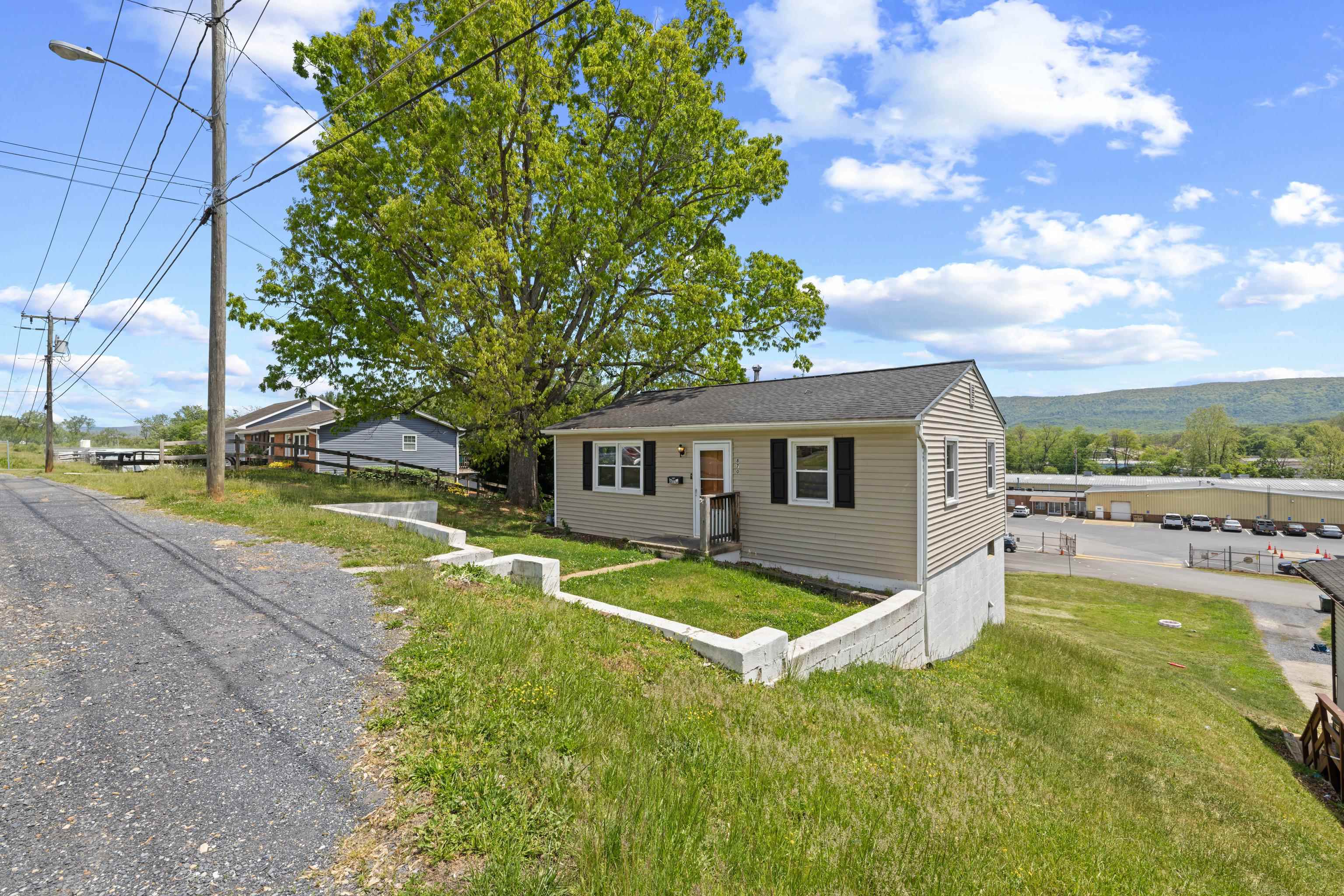 870 FAIRFAX AVE, WAYNESBORO, Virginia 22980, 2 Bedrooms Bedrooms, ,1 BathroomBathrooms,Residential,870 FAIRFAX AVE,676833 MLS # 676833