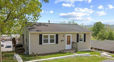 870 FAIRFAX AVE, WAYNESBORO, Virginia 22980, 2 Bedrooms Bedrooms, ,1 BathroomBathrooms,Residential,870 FAIRFAX AVE,676833 MLS # 676833