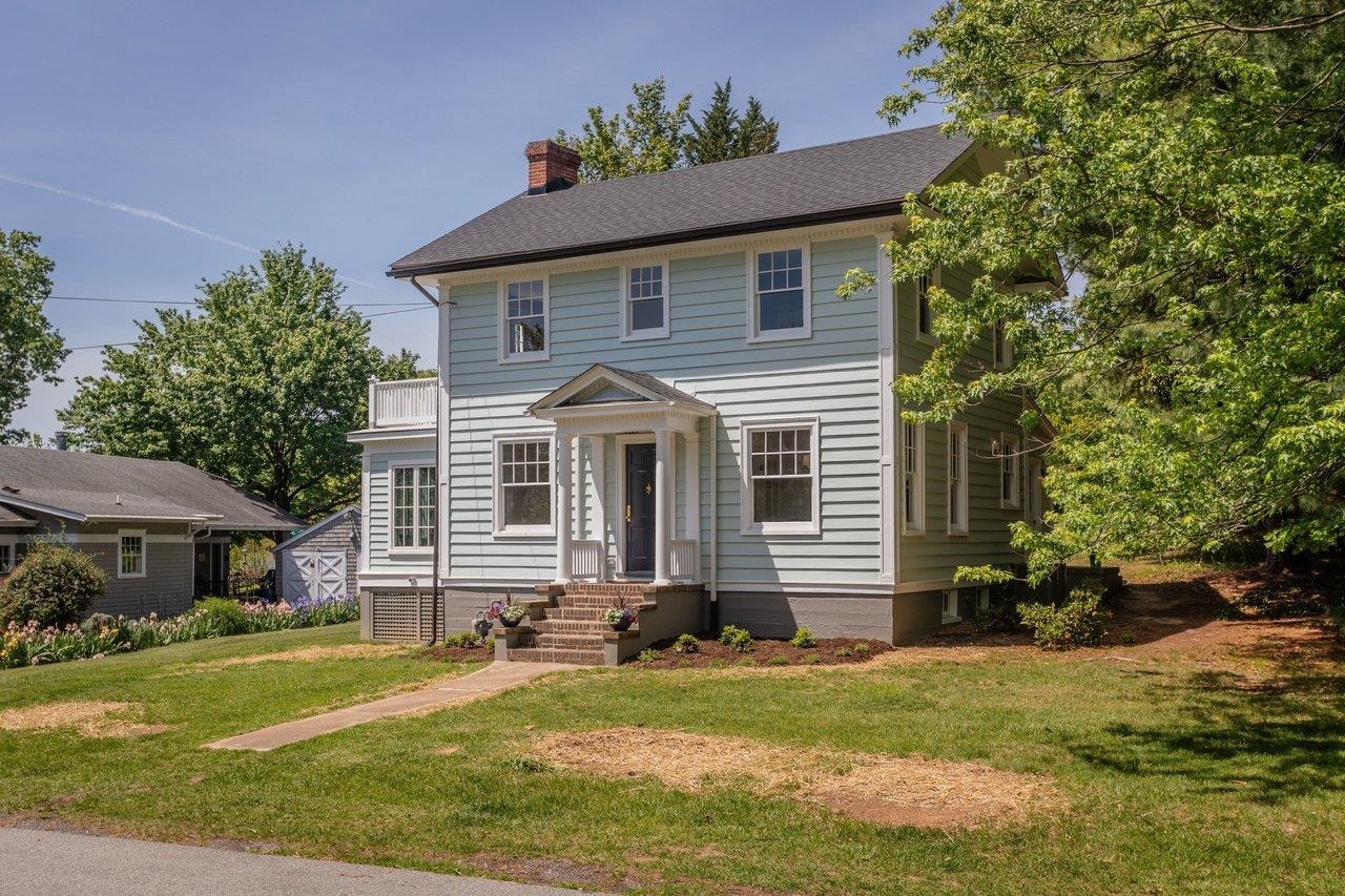 208 LEE ST, STAUNTON, Virginia 24401, 3 Bedrooms Bedrooms, ,1 BathroomBathrooms,Residential,208 LEE ST,676835 MLS # 676835