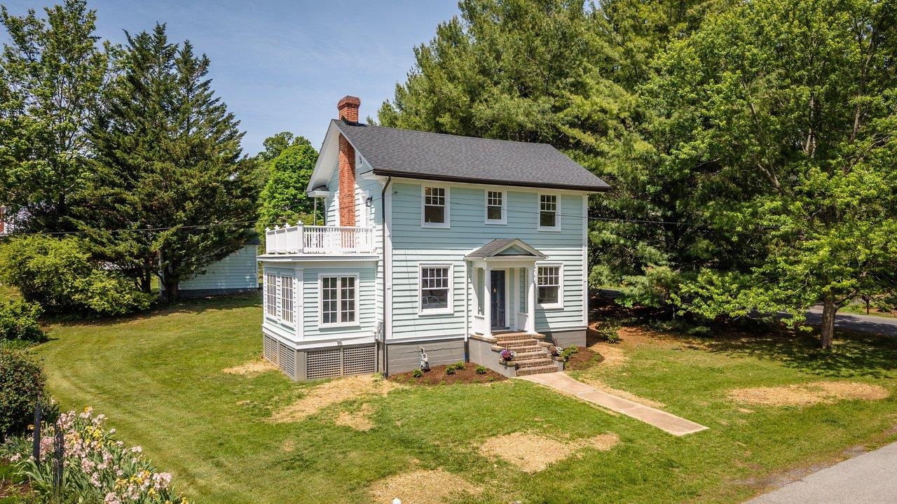 208 LEE ST, STAUNTON, Virginia 24401, 3 Bedrooms Bedrooms, ,1 BathroomBathrooms,Residential,208 LEE ST,676835 MLS # 676835