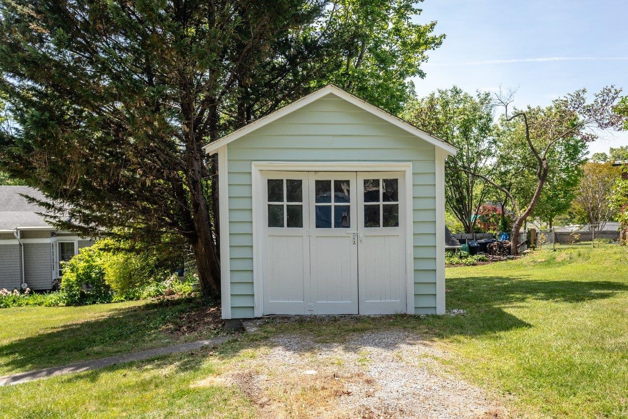 208 LEE ST, STAUNTON, Virginia 24401, 3 Bedrooms Bedrooms, ,1 BathroomBathrooms,Residential,208 LEE ST,676835 MLS # 676835