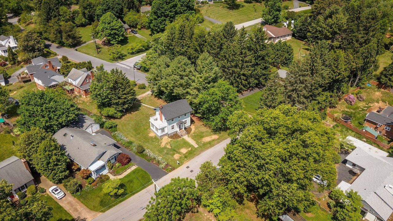 208 LEE ST, STAUNTON, Virginia 24401, 3 Bedrooms Bedrooms, ,1 BathroomBathrooms,Residential,208 LEE ST,676835 MLS # 676835