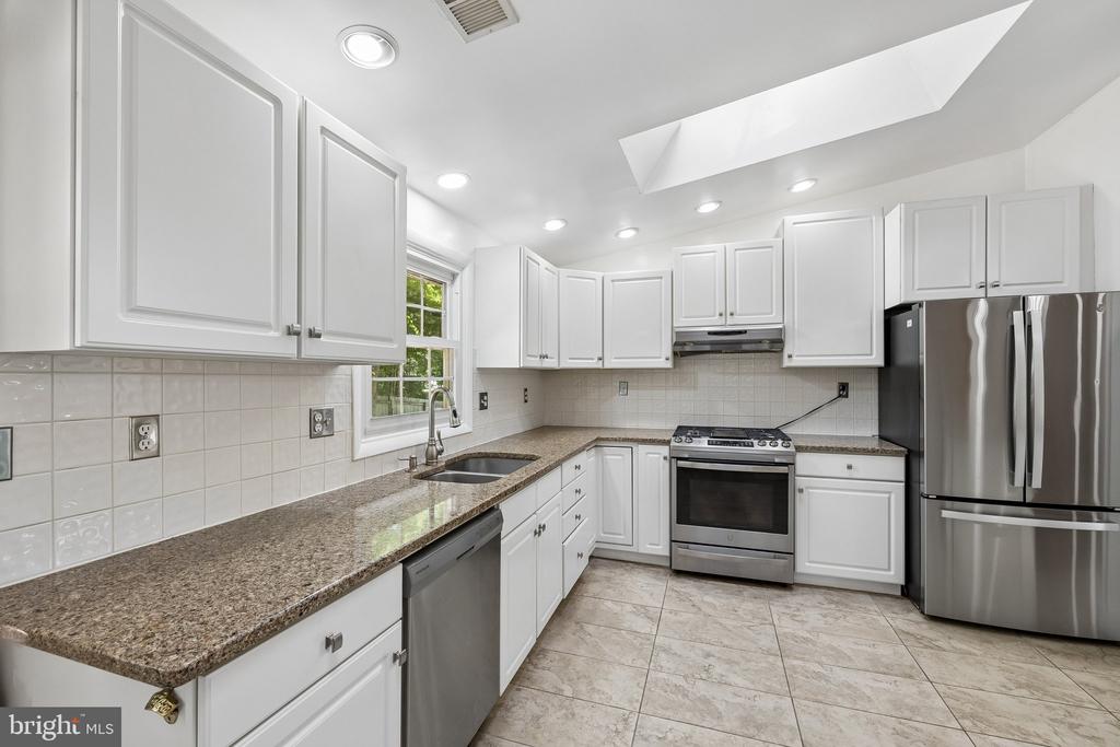 4 POND CIR, FREDERICKSBURG, Virginia 22407, 4 Bedrooms Bedrooms, ,2 BathroomsBathrooms,Residential,BREEZEWOOD,4 POND CIR,VASP2041720 MLS # VASP2041720