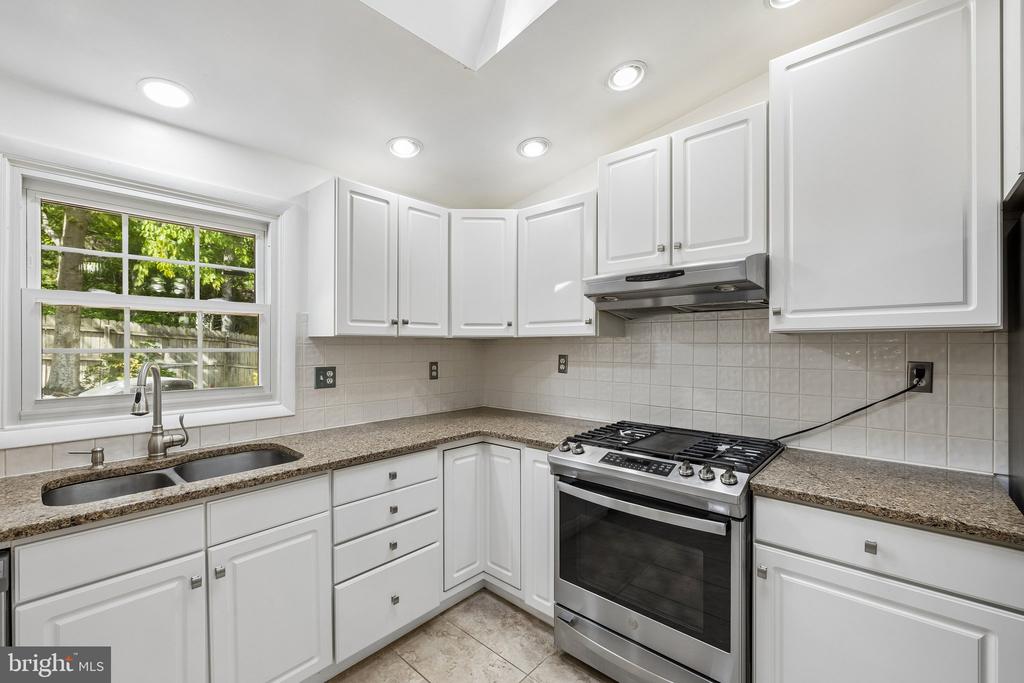 4 POND CIR, FREDERICKSBURG, Virginia 22407, 4 Bedrooms Bedrooms, ,2 BathroomsBathrooms,Residential,BREEZEWOOD,4 POND CIR,VASP2041720 MLS # VASP2041720