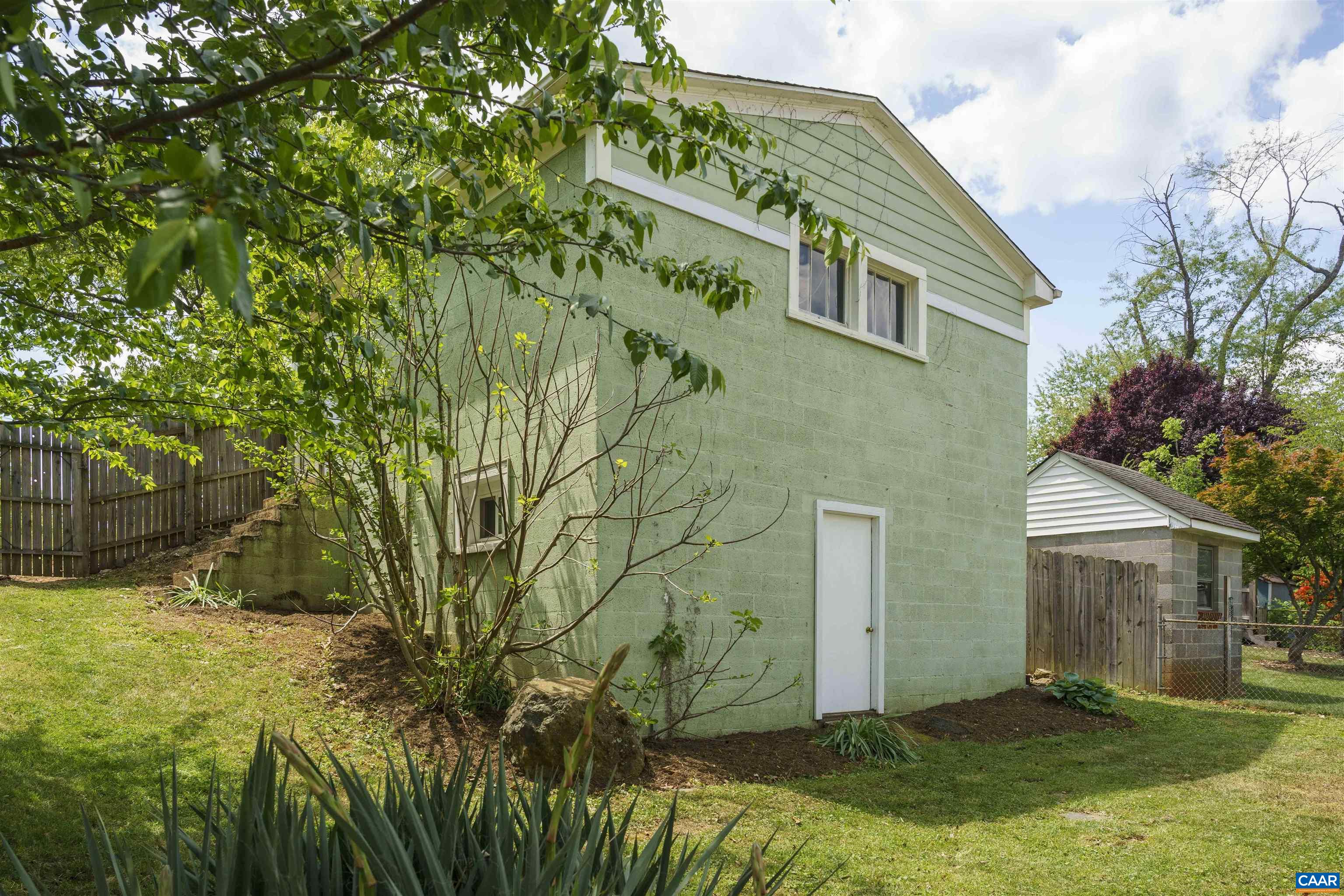 Detached Studio/Office with Garage/Storage Above (accessed from Druid)
