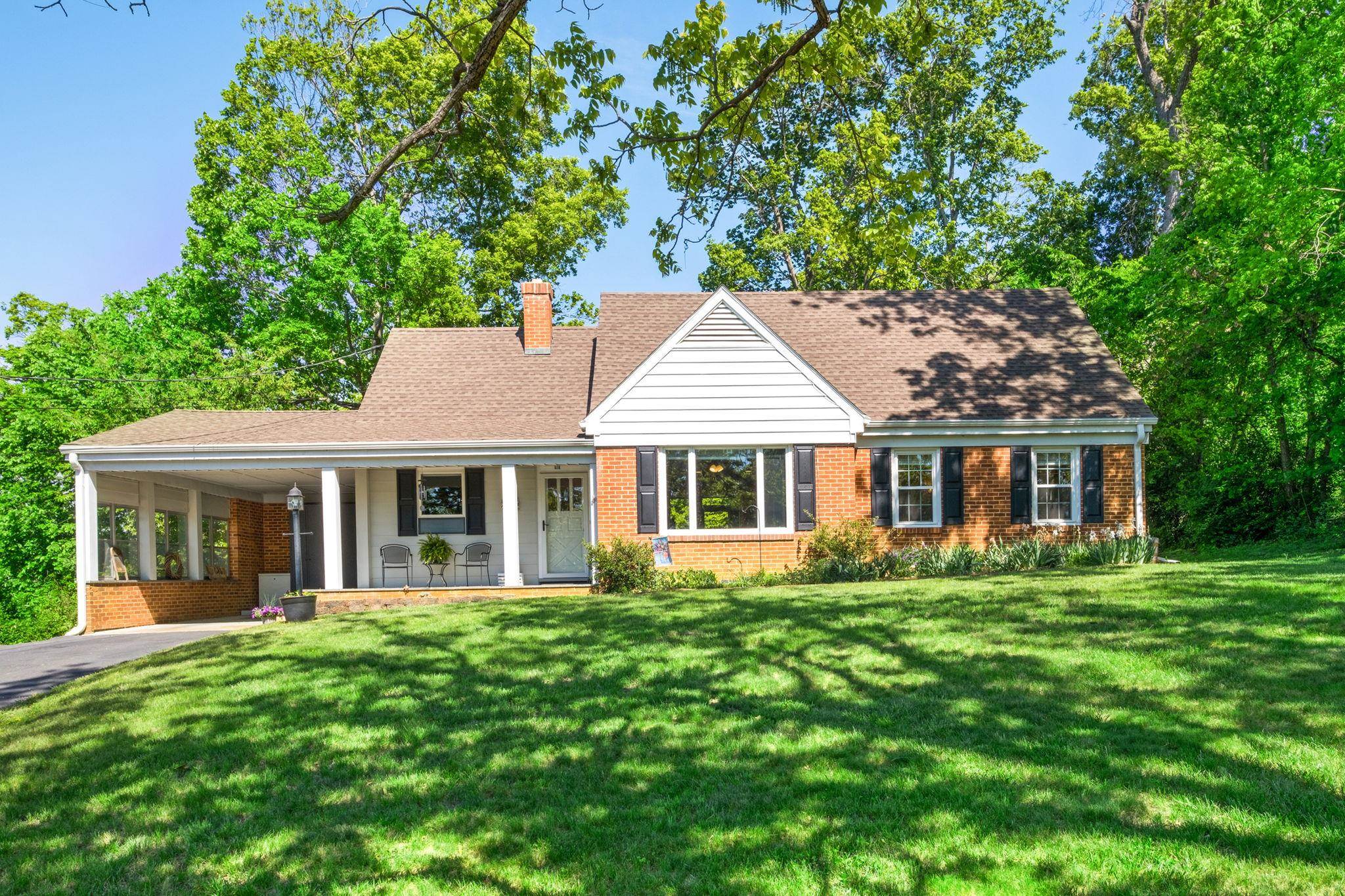 446 MOUNTAIN VIEW DR, STAUNTON, Virginia 24401, 3 Bedrooms Bedrooms, ,2 BathroomsBathrooms,Residential,446 MOUNTAIN VIEW DR,676857 MLS # 676857