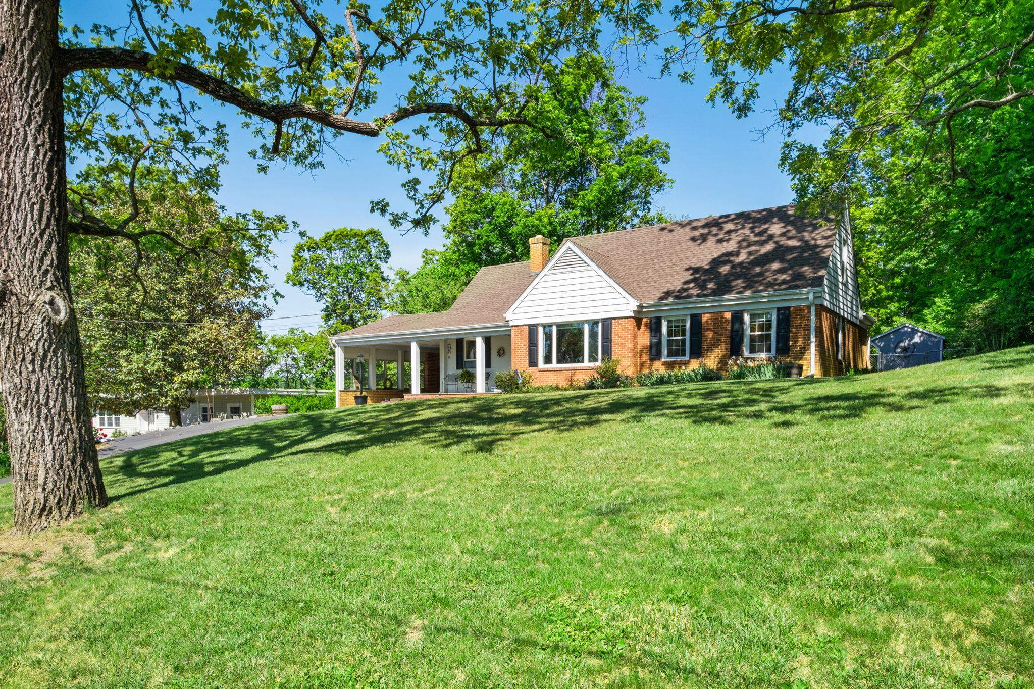 446 MOUNTAIN VIEW DR, STAUNTON, Virginia 24401, 3 Bedrooms Bedrooms, ,2 BathroomsBathrooms,Residential,446 MOUNTAIN VIEW DR,676857 MLS # 676857