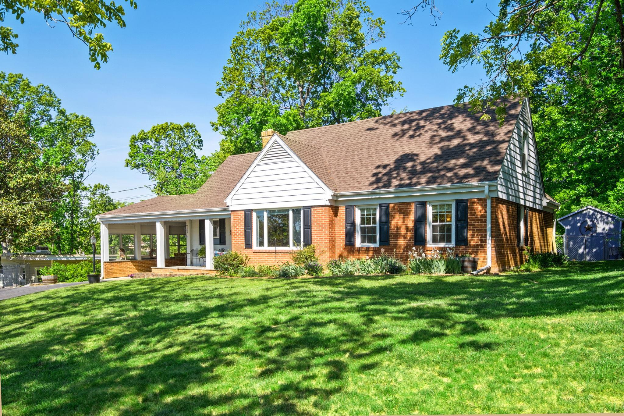446 MOUNTAIN VIEW DR, STAUNTON, Virginia 24401, 3 Bedrooms Bedrooms, ,2 BathroomsBathrooms,Residential,446 MOUNTAIN VIEW DR,676857 MLS # 676857