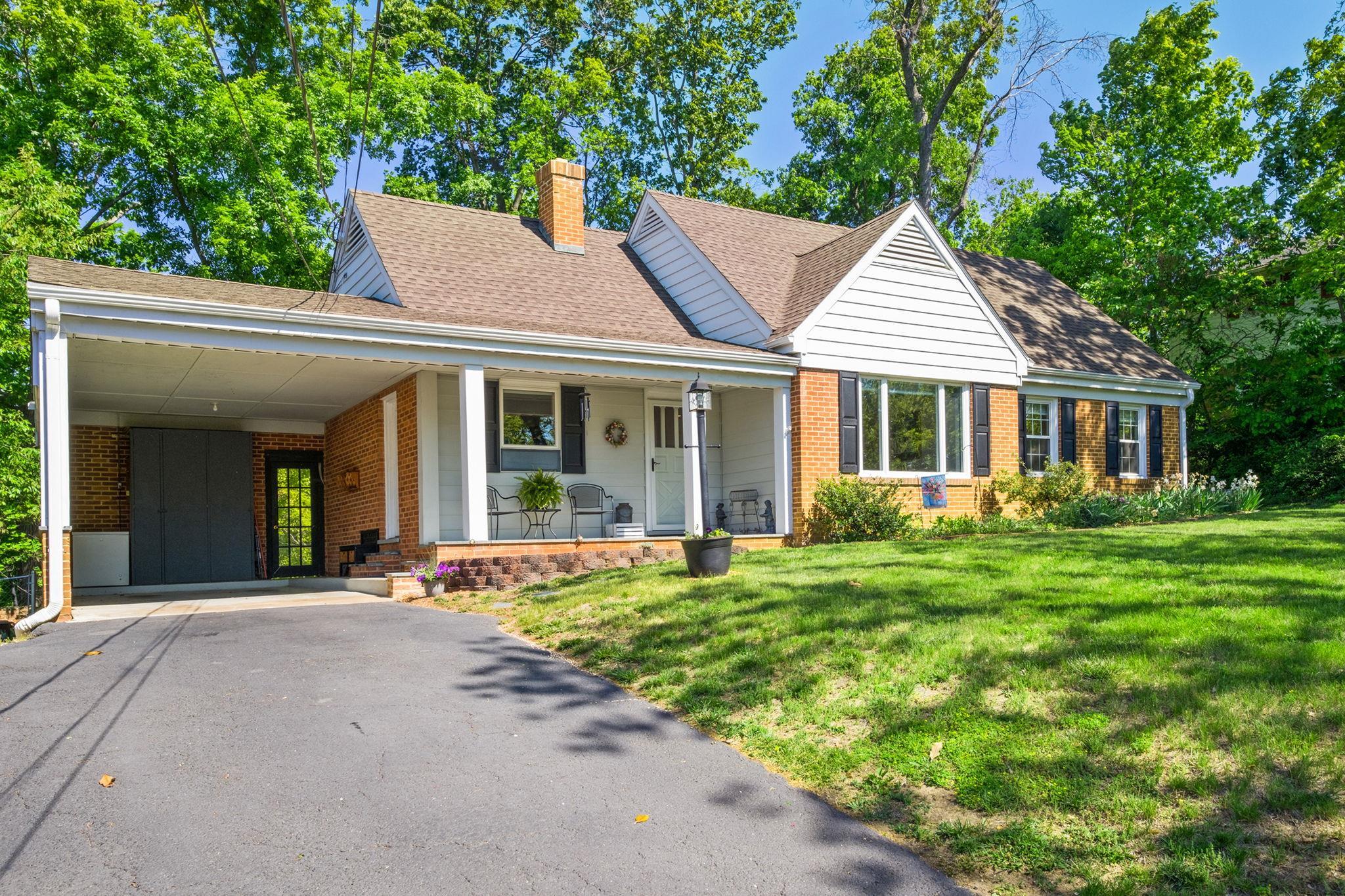 446 MOUNTAIN VIEW DR, STAUNTON, Virginia 24401, 3 Bedrooms Bedrooms, ,2 BathroomsBathrooms,Residential,446 MOUNTAIN VIEW DR,676857 MLS # 676857