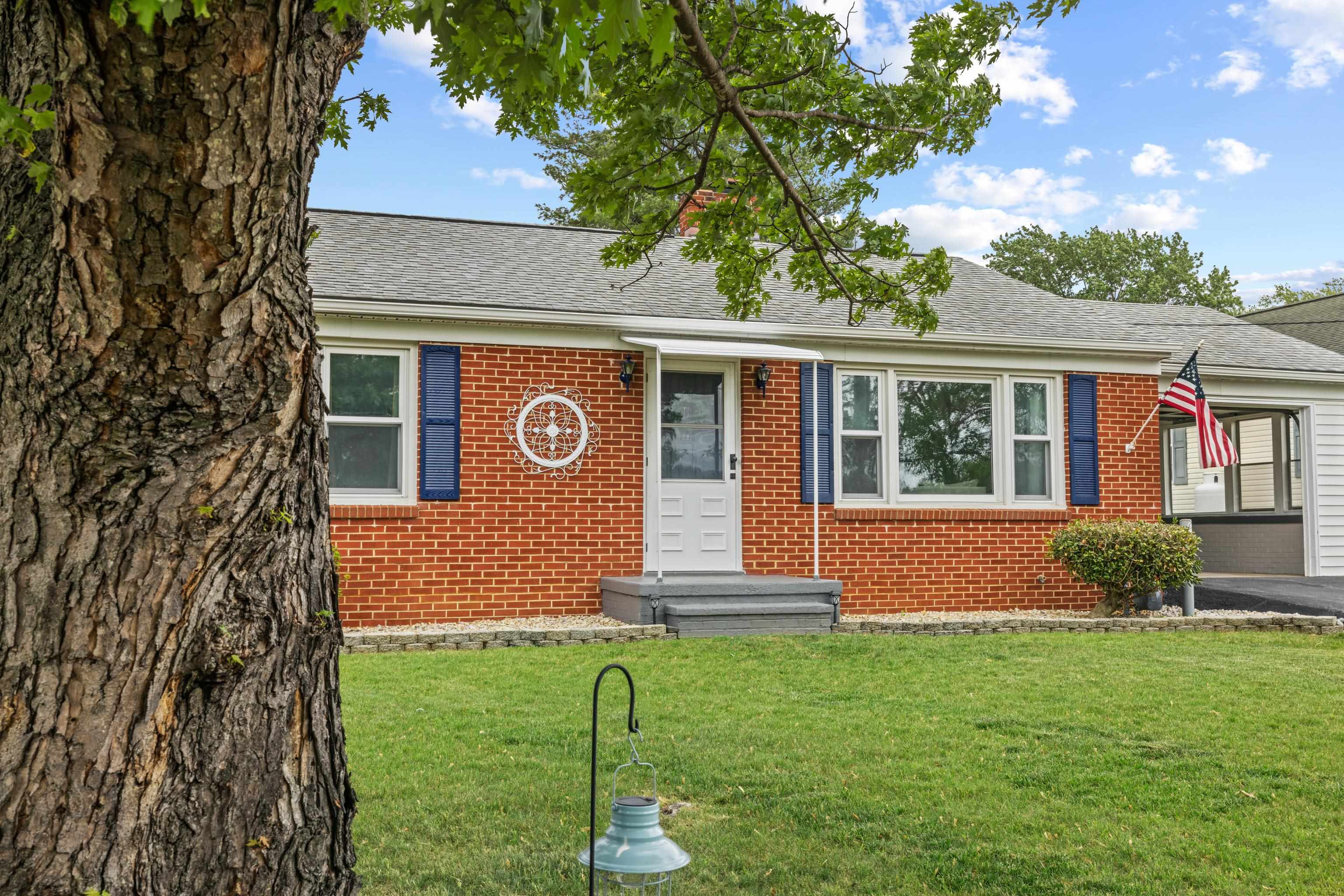 118 STUART AVE, STUARTS DRAFT, Virginia 24477, 2 Bedrooms Bedrooms, ,1 BathroomBathrooms,Residential,118 STUART AVE,676858 MLS # 676858