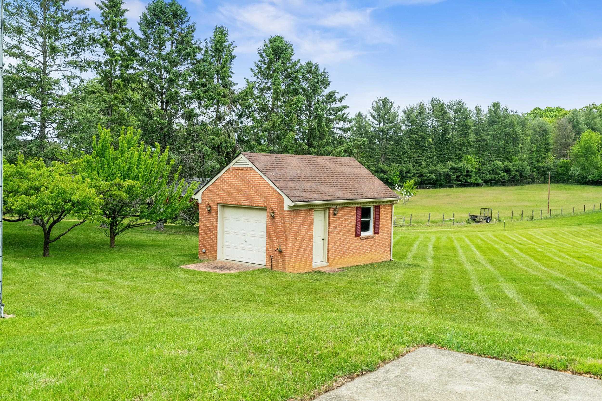 32 HENKEL RD, WAYNESBORO, Virginia 22980, 5 Bedrooms Bedrooms, ,3 BathroomsBathrooms,Residential,32 HENKEL RD,676871 MLS # 676871