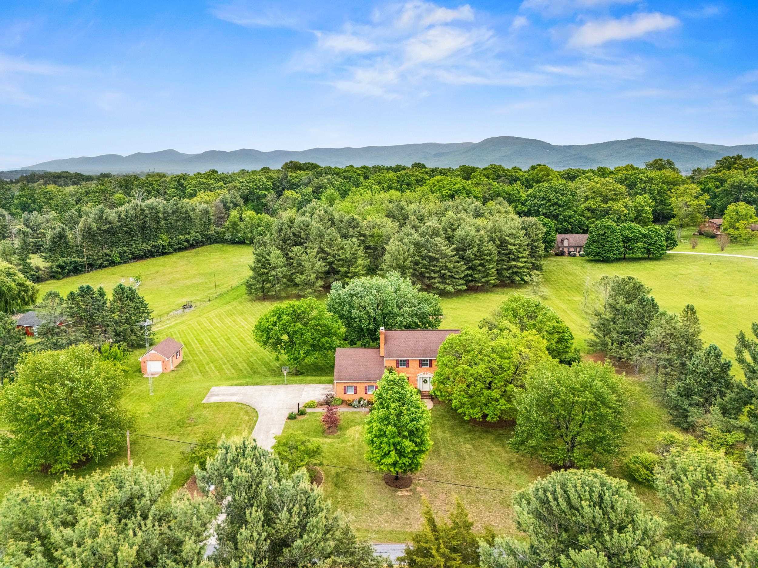32 HENKEL RD, WAYNESBORO, Virginia 22980, 5 Bedrooms Bedrooms, ,3 BathroomsBathrooms,Residential,32 HENKEL RD,676871 MLS # 676871