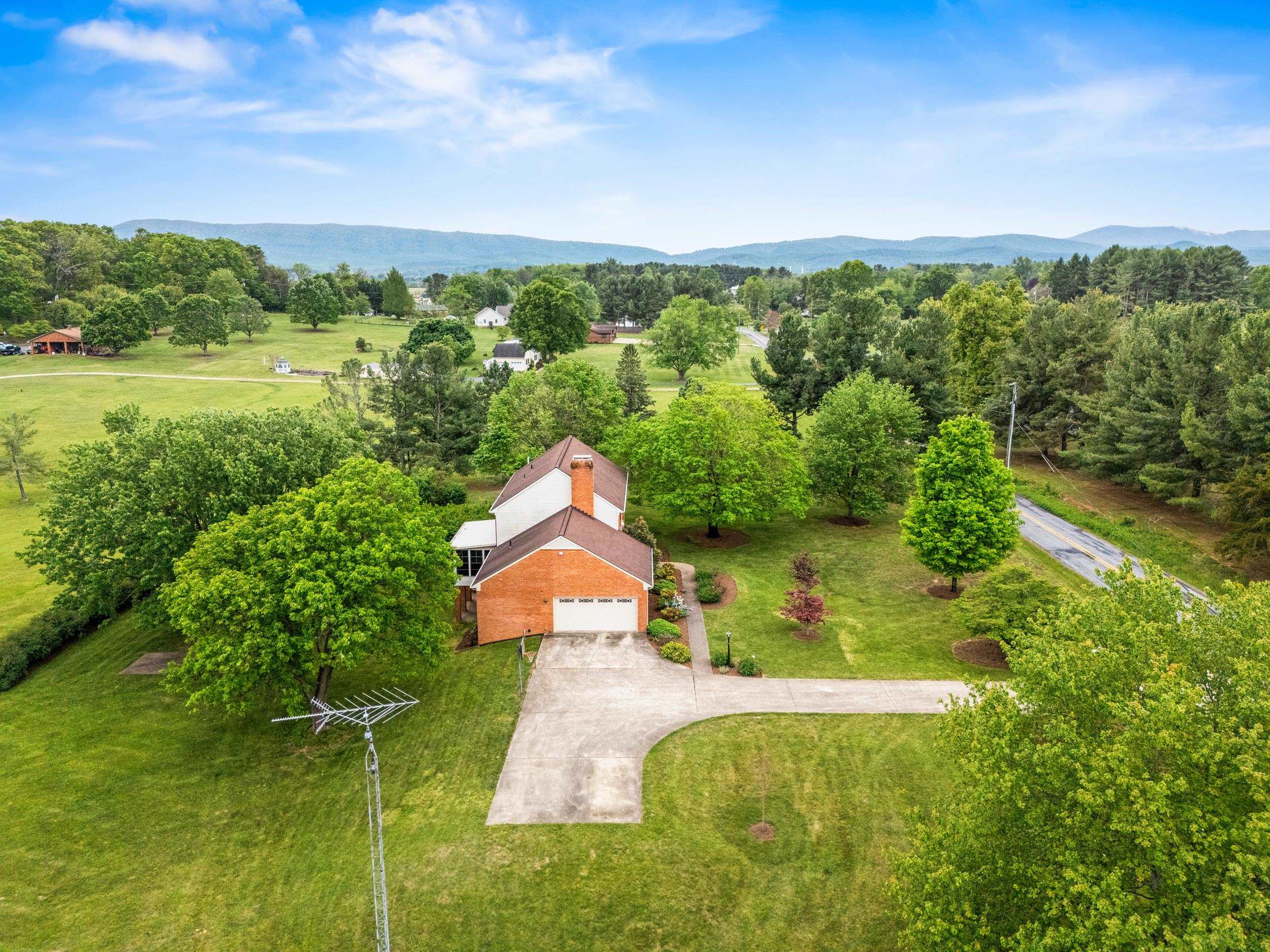 32 HENKEL RD, WAYNESBORO, Virginia 22980, 5 Bedrooms Bedrooms, ,3 BathroomsBathrooms,Residential,32 HENKEL RD,676871 MLS # 676871