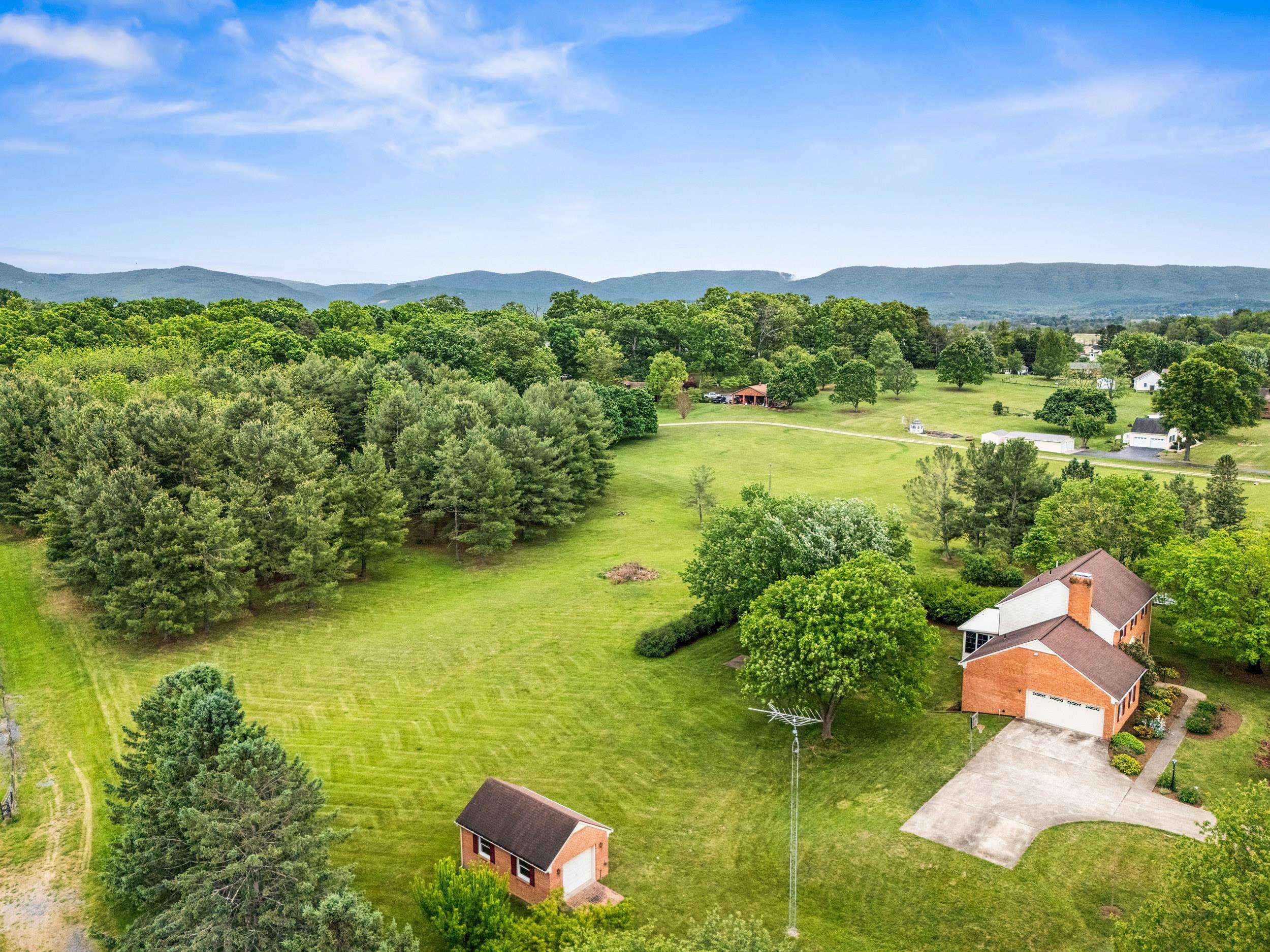 32 HENKEL RD, WAYNESBORO, Virginia 22980, 5 Bedrooms Bedrooms, ,3 BathroomsBathrooms,Residential,32 HENKEL RD,676871 MLS # 676871