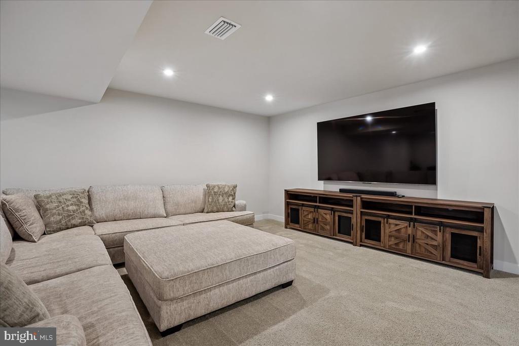 8016 INTERNATIONAL DR, WARRENTON, Virginia 20187, 4 Bedrooms Bedrooms, ,3 BathroomsBathrooms,Residential,8016 INTERNATIONAL DR,VAFQ2021968 MLS # VAFQ2021968