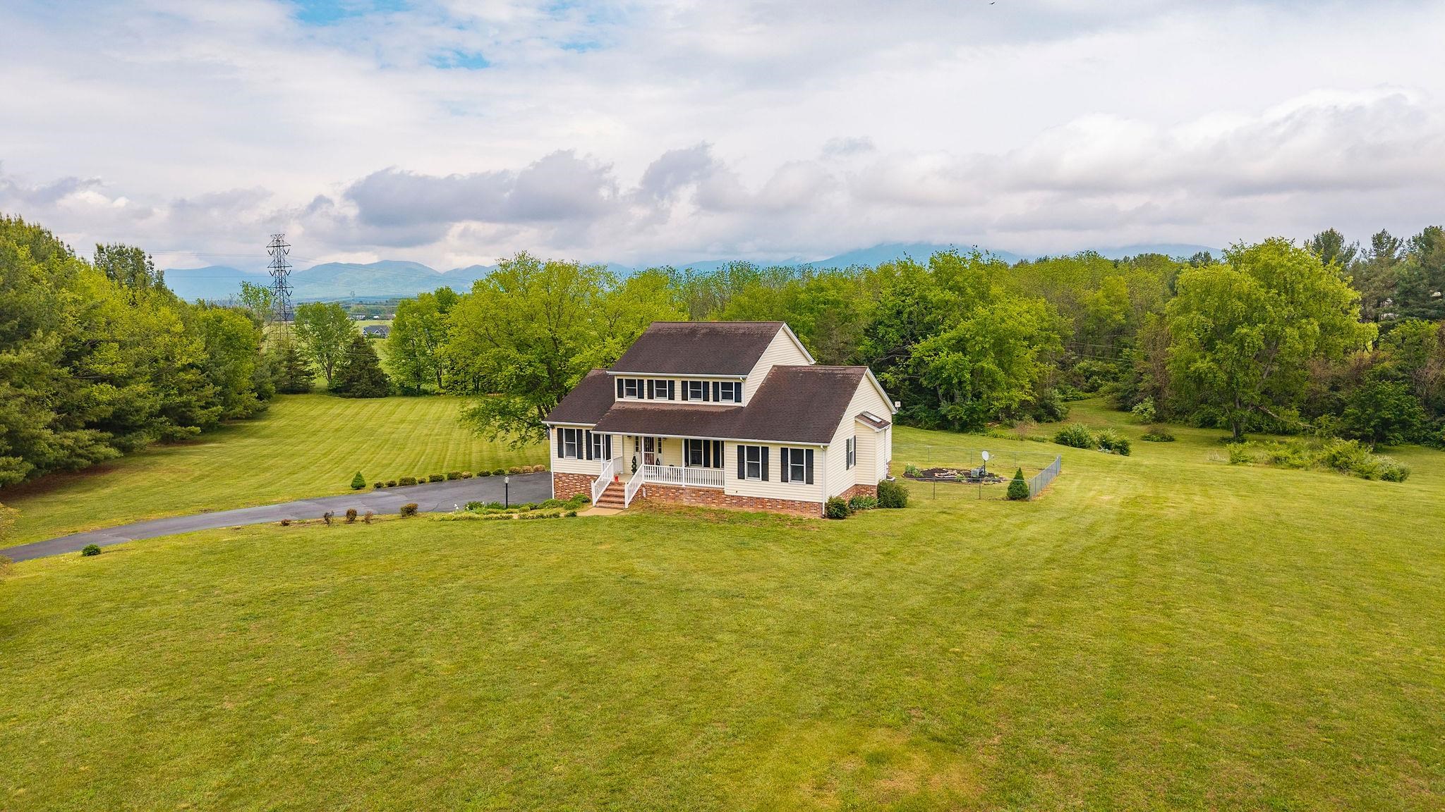 212 WINDERMERE DR, WAYNESBORO, Virginia 22980, 3 Bedrooms Bedrooms, ,2 BathroomsBathrooms,Residential,212 WINDERMERE DR,676887 MLS # 676887