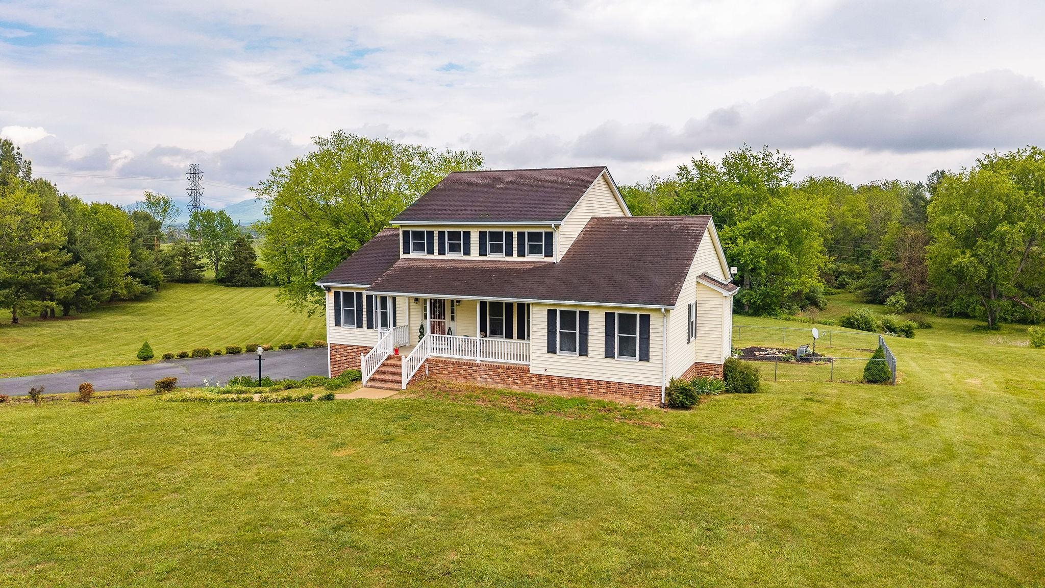 212 WINDERMERE DR, WAYNESBORO, Virginia 22980, 3 Bedrooms Bedrooms, ,2 BathroomsBathrooms,Residential,212 WINDERMERE DR,676887 MLS # 676887