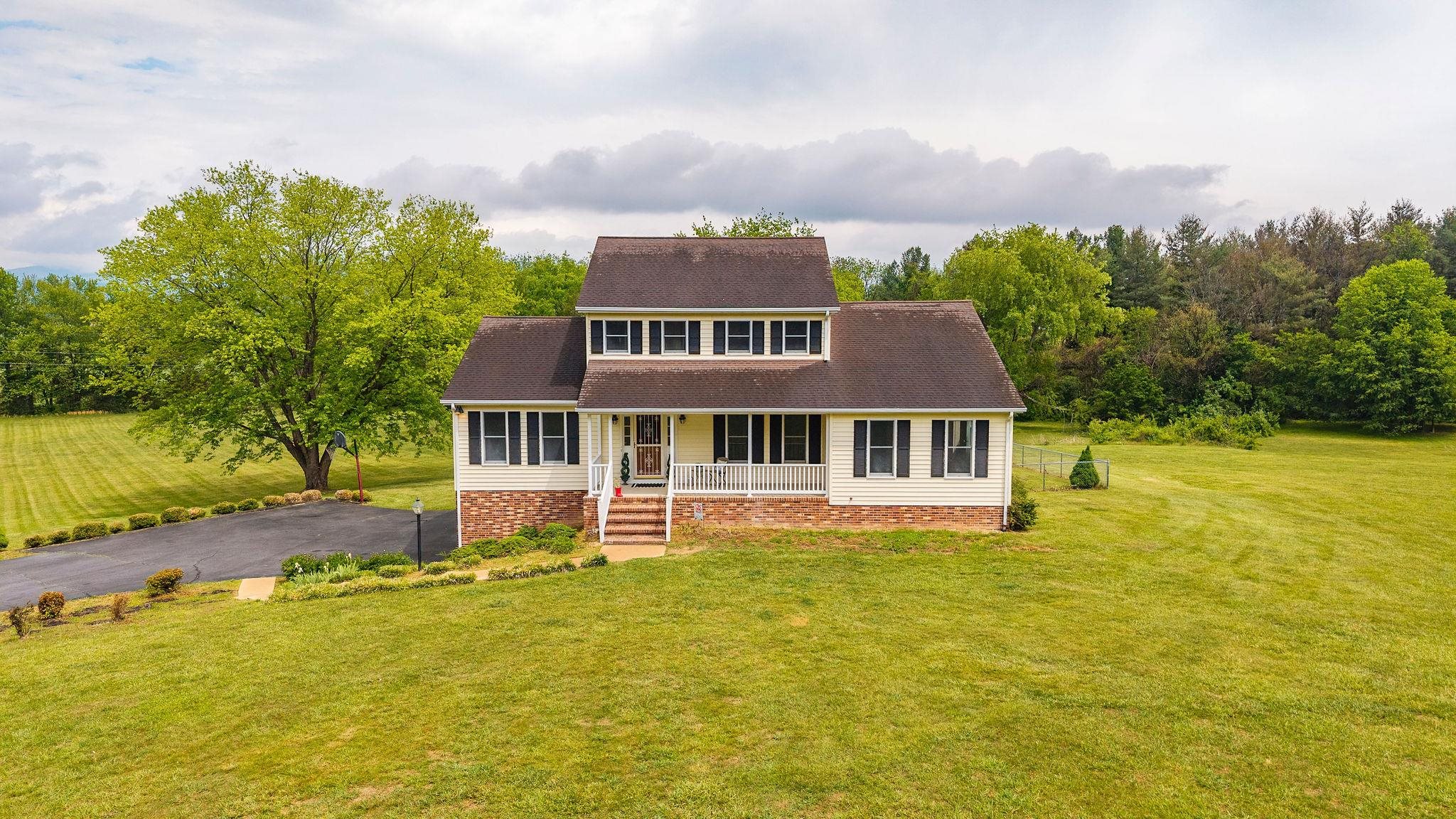 212 WINDERMERE DR, WAYNESBORO, Virginia 22980, 3 Bedrooms Bedrooms, ,2 BathroomsBathrooms,Residential,212 WINDERMERE DR,676887 MLS # 676887