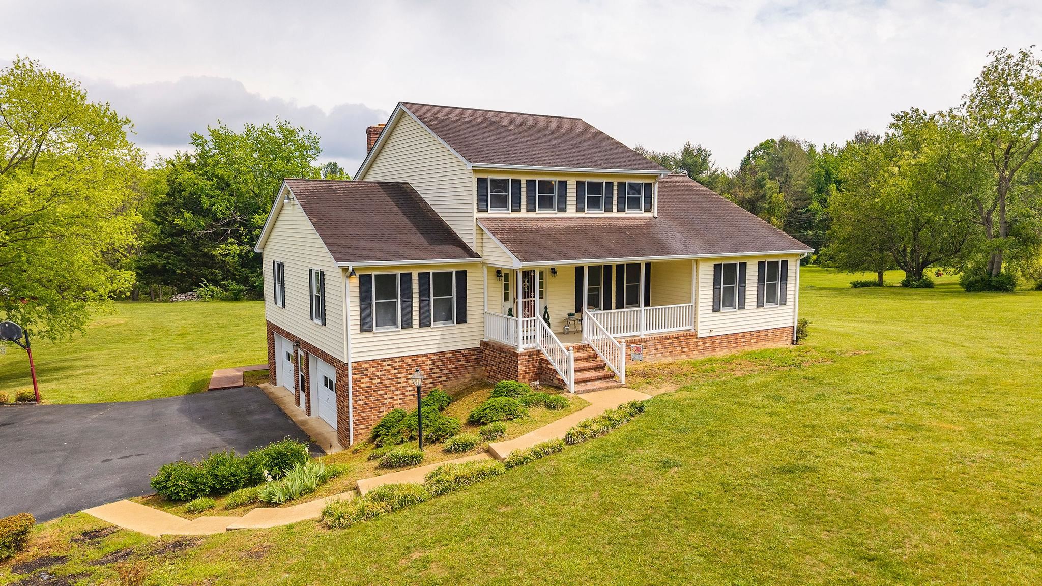212 WINDERMERE DR, WAYNESBORO, Virginia 22980, 3 Bedrooms Bedrooms, ,2 BathroomsBathrooms,Residential,212 WINDERMERE DR,676887 MLS # 676887