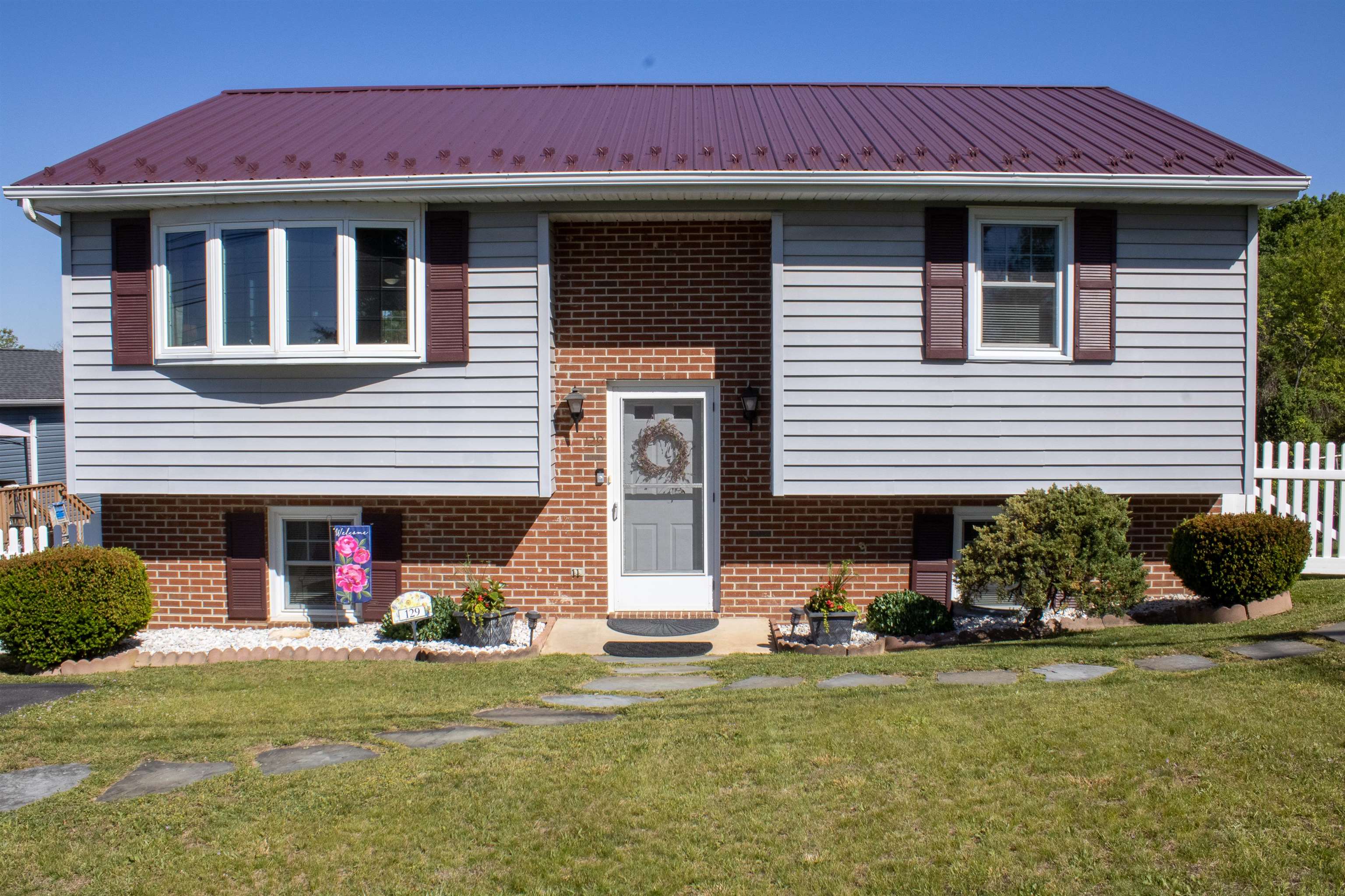 129 GREENVIEW DR, STAUNTON, Virginia 24401, 3 Bedrooms Bedrooms, ,2 BathroomsBathrooms,Residential,129 GREENVIEW DR,676934 MLS # 676934