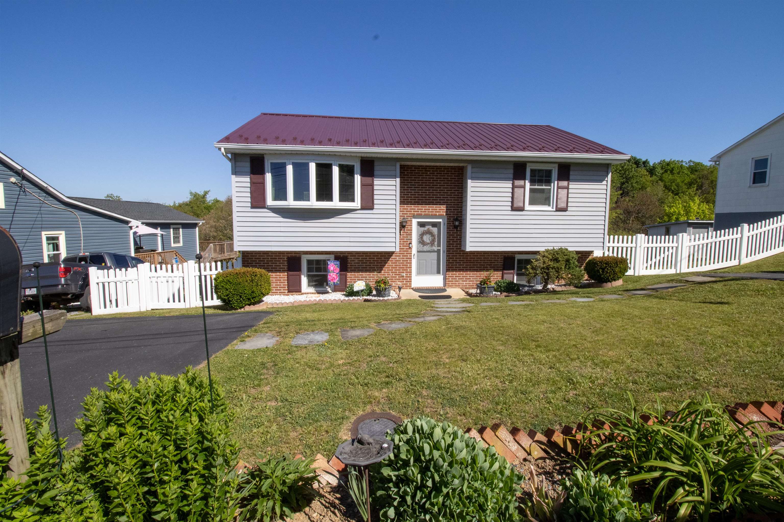 129 GREENVIEW DR, STAUNTON, Virginia 24401, 3 Bedrooms Bedrooms, ,2 BathroomsBathrooms,Residential,129 GREENVIEW DR,676934 MLS # 676934